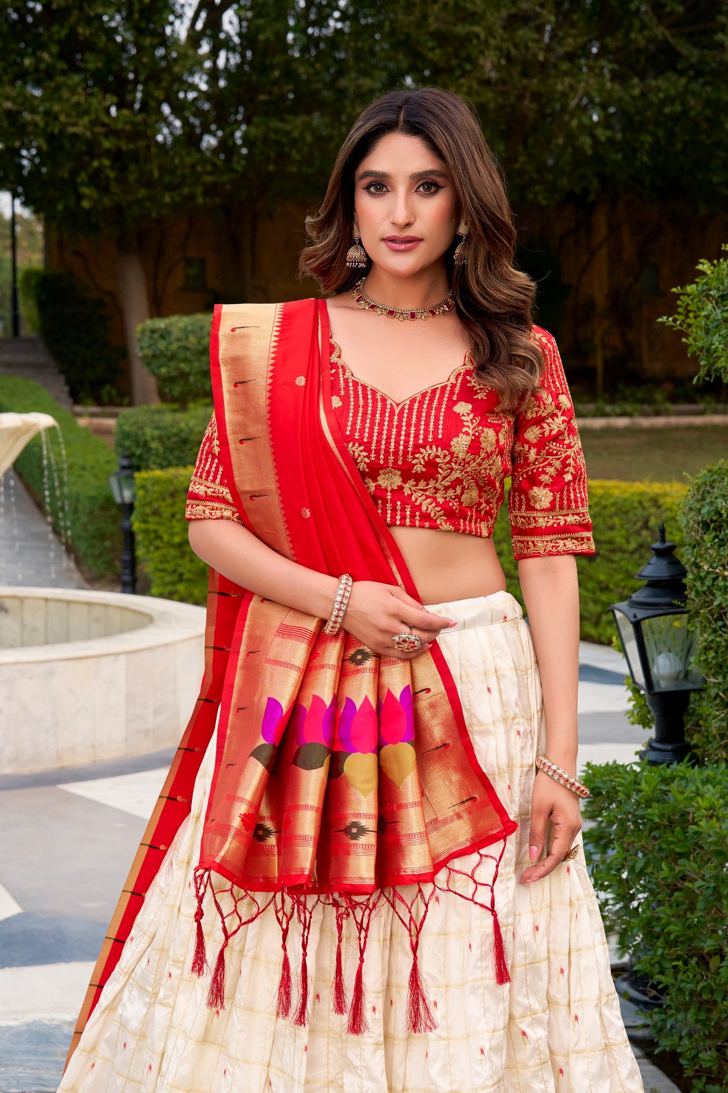 This Paithani lehenga choli blends rich silk, zari weaving, and elegant embroidery for a truly royal finish 🪞