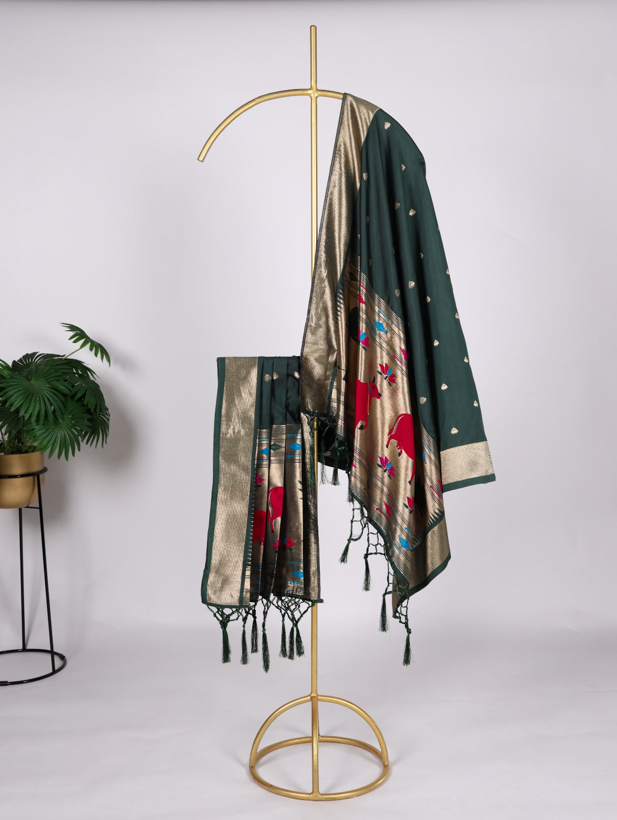 A dupatta that speaks tradition! ✨