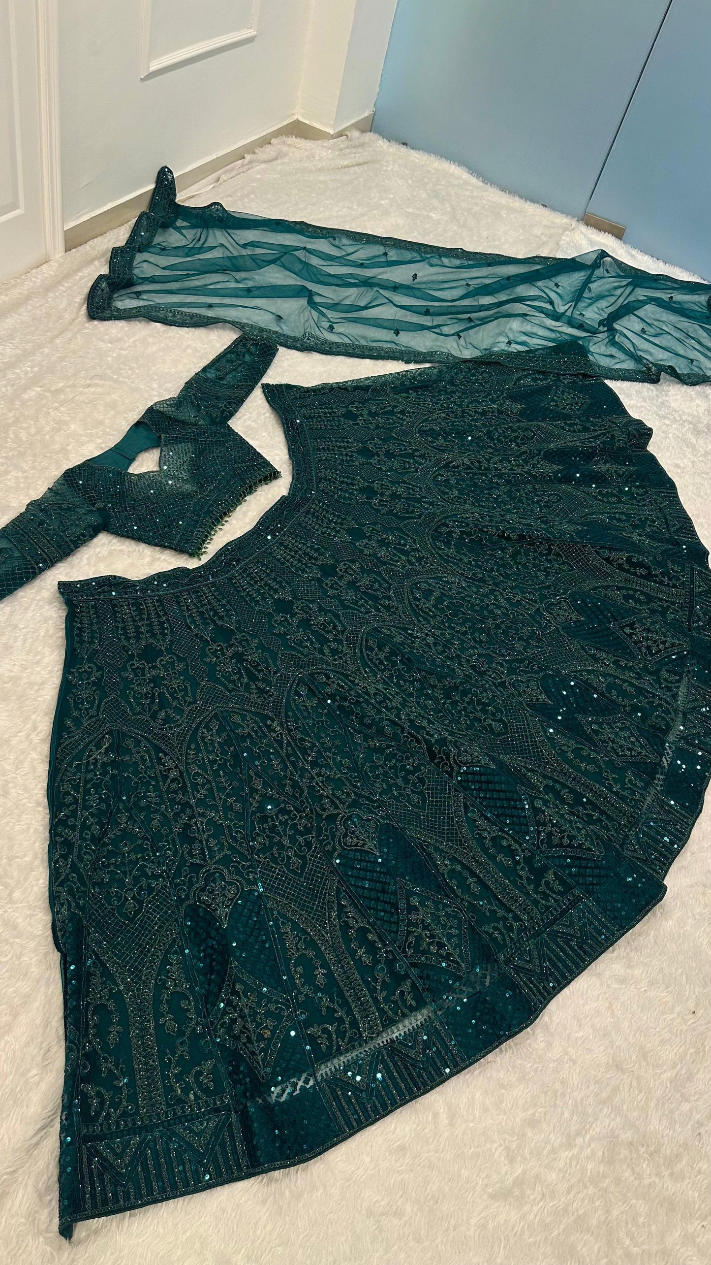 Own the night in a shade of green that never goes out of style ✨✨