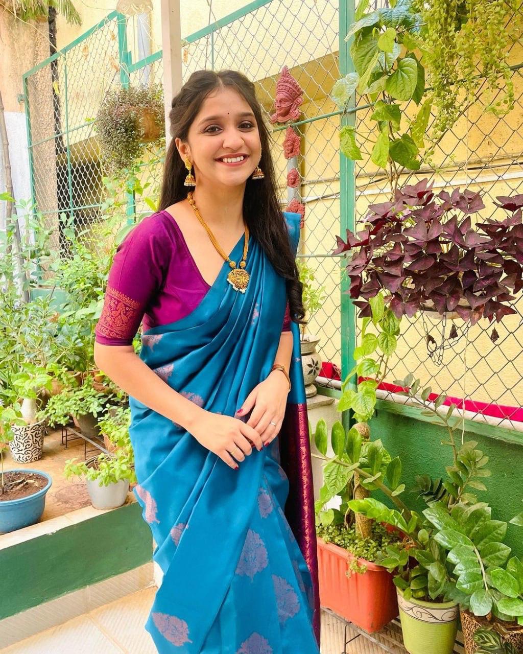 This beautiful saree is elegantly decorated with gorgeous Solid Jacquard weave that gives a perfect look to the outfit.