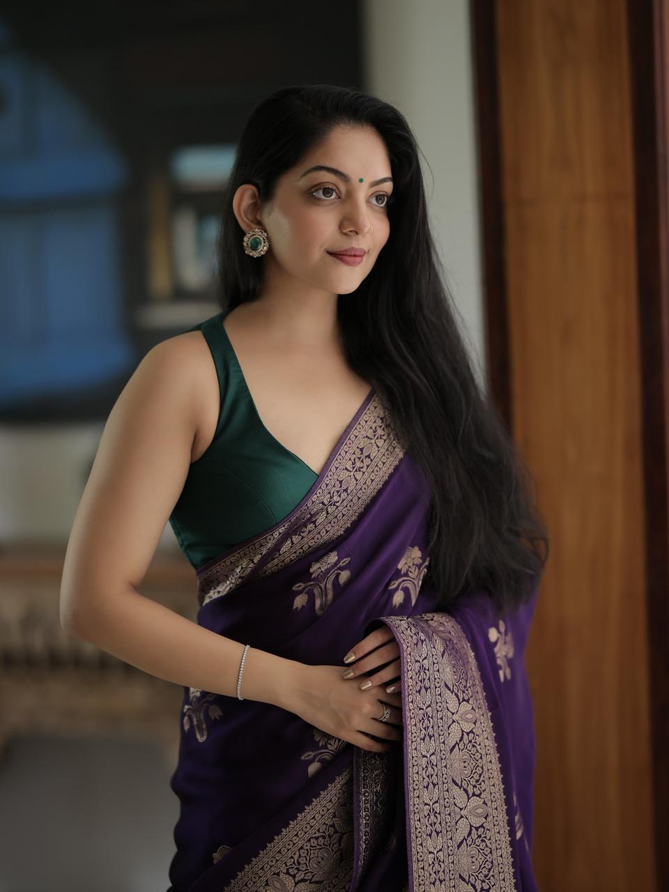 This beautiful saree is elegantly decorated with gorgeous Solid Jacquard weave that gives a perfect look to the outfit.