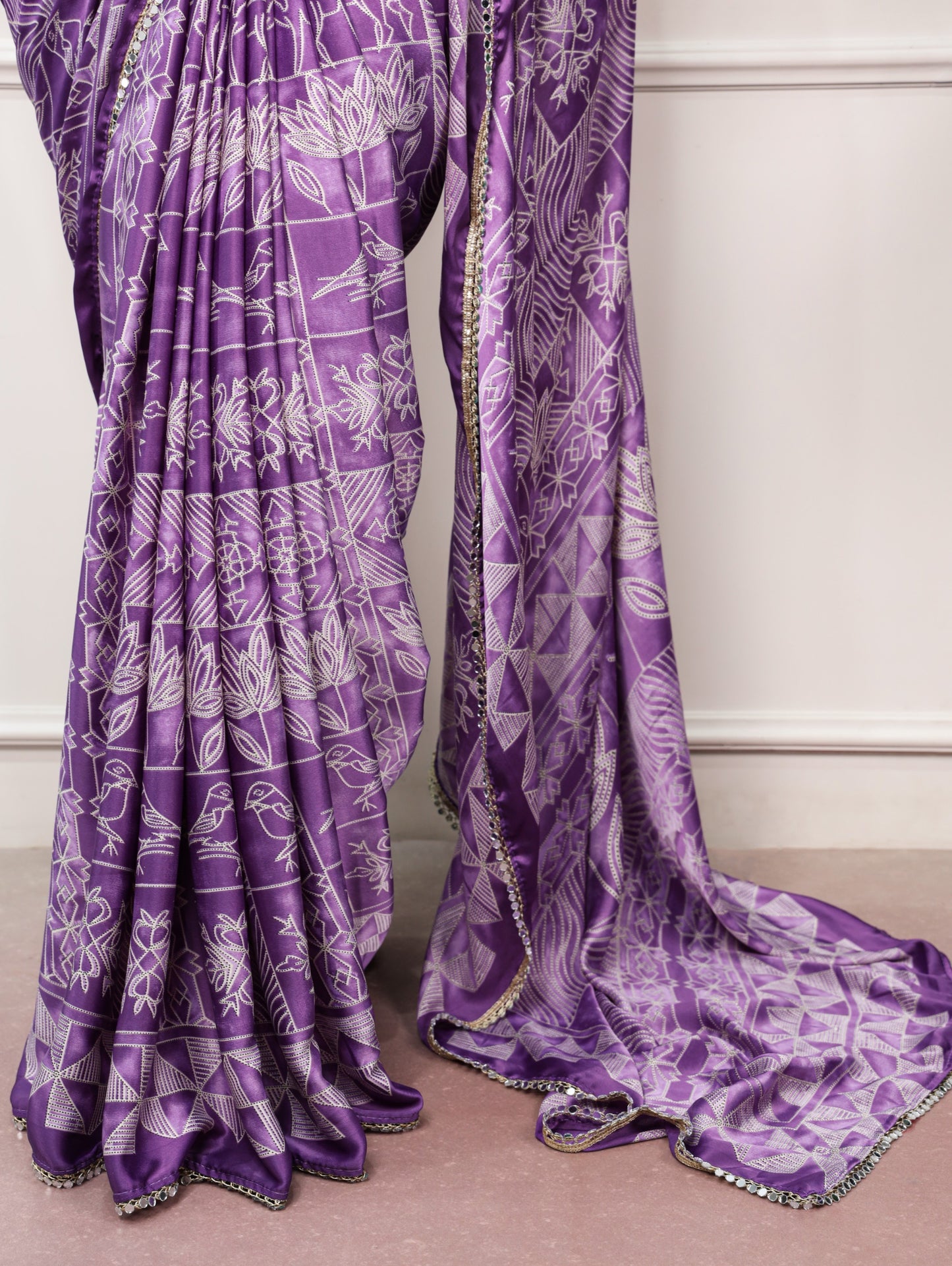 Delicate mirror lace detailing, this saree is the perfect blend of tradition and festive sparkle.