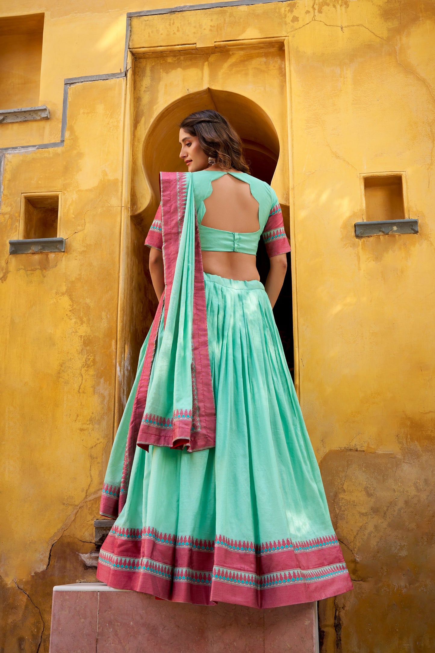 Minimal, majestic, and beautifully woven — this Chanderi lehenga celebrates pure ethnic sophistication 🪞🪷