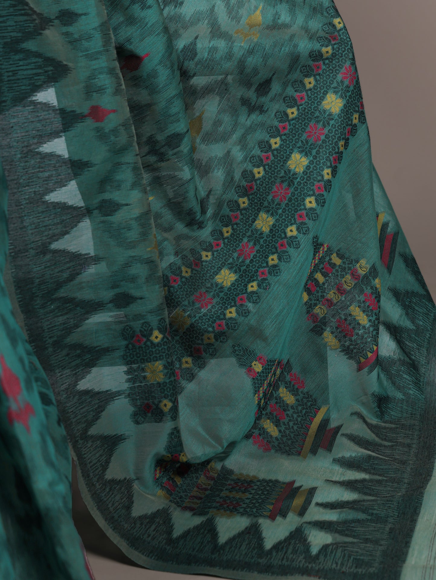 Comfort meets style in this soft Poly Cotton printed saree—perfect for your everyday elegance. 🍂