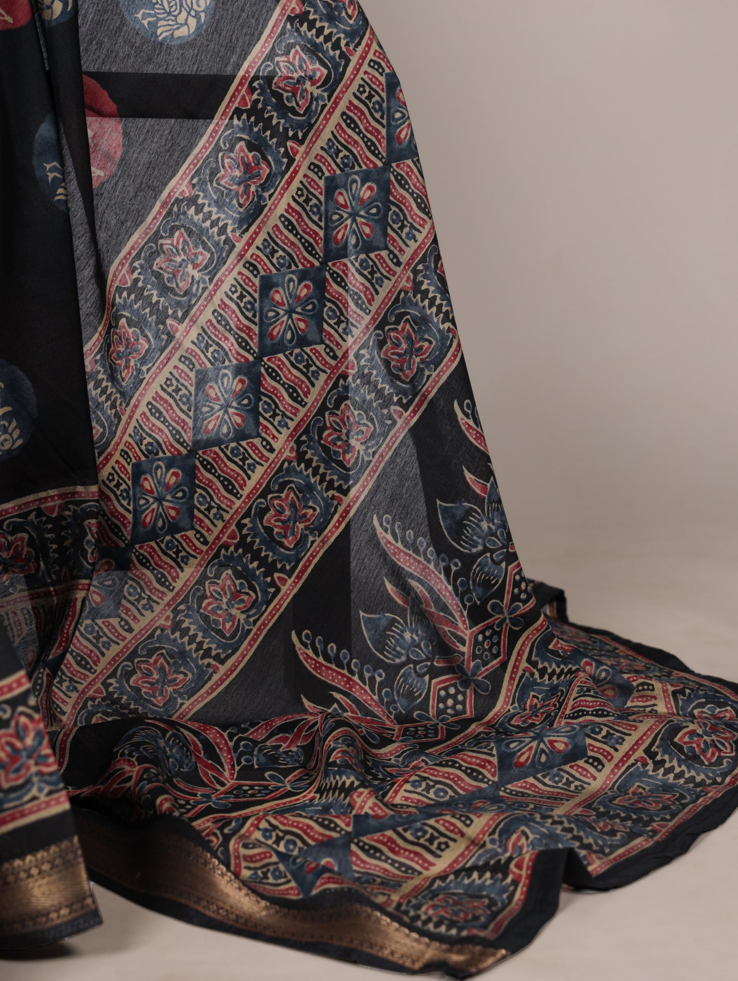 Lightweight elegance with a touch of tradition, this PV Chanderi printed saree is perfect for effortless everyday grace 🪞