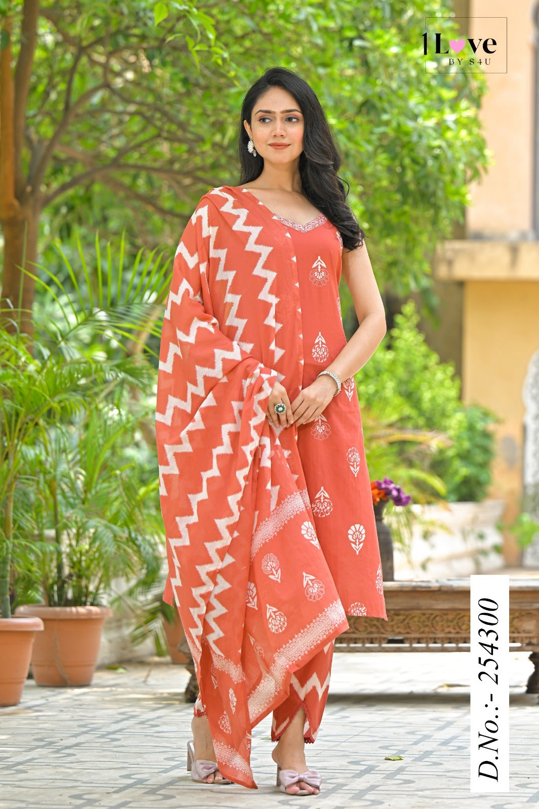 Designed in lightweight, breathable mesh fabrics for sunlit days, festive moments & intimate Iftar evenings of kurti