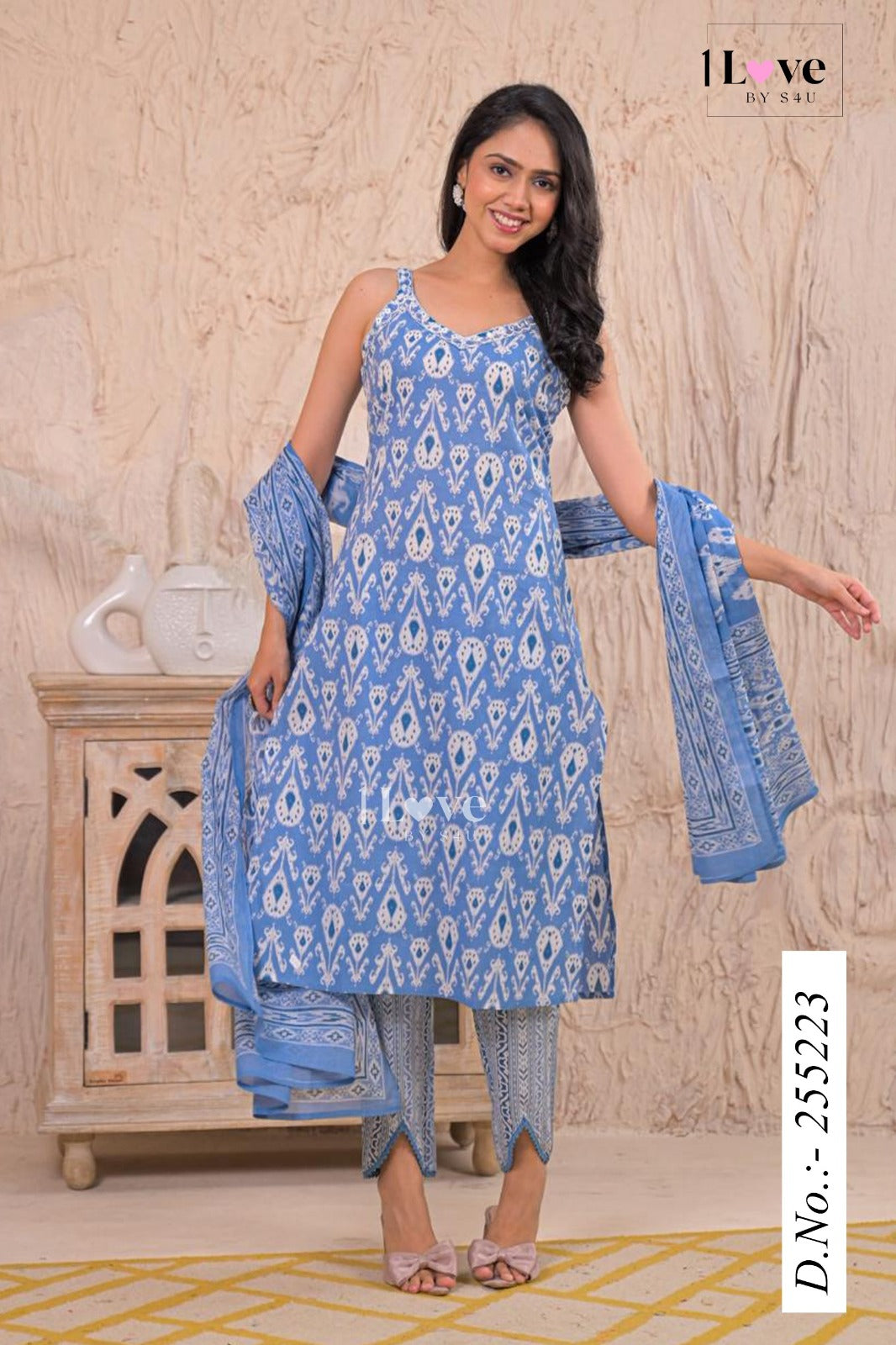 Designed in lightweight, breathable mesh fabrics for sunlit days, festive moments & intimate Iftar evenings of kurti