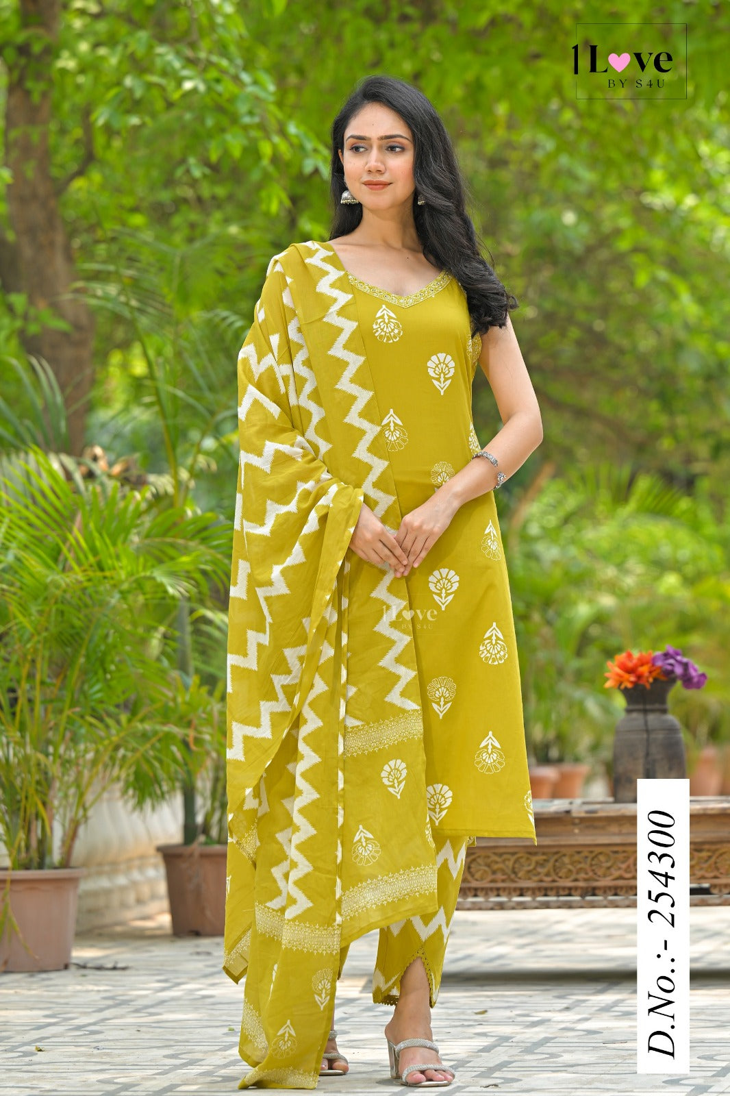 Designed in lightweight, breathable mesh fabrics for sunlit days, festive moments & intimate Iftar evenings of kurti