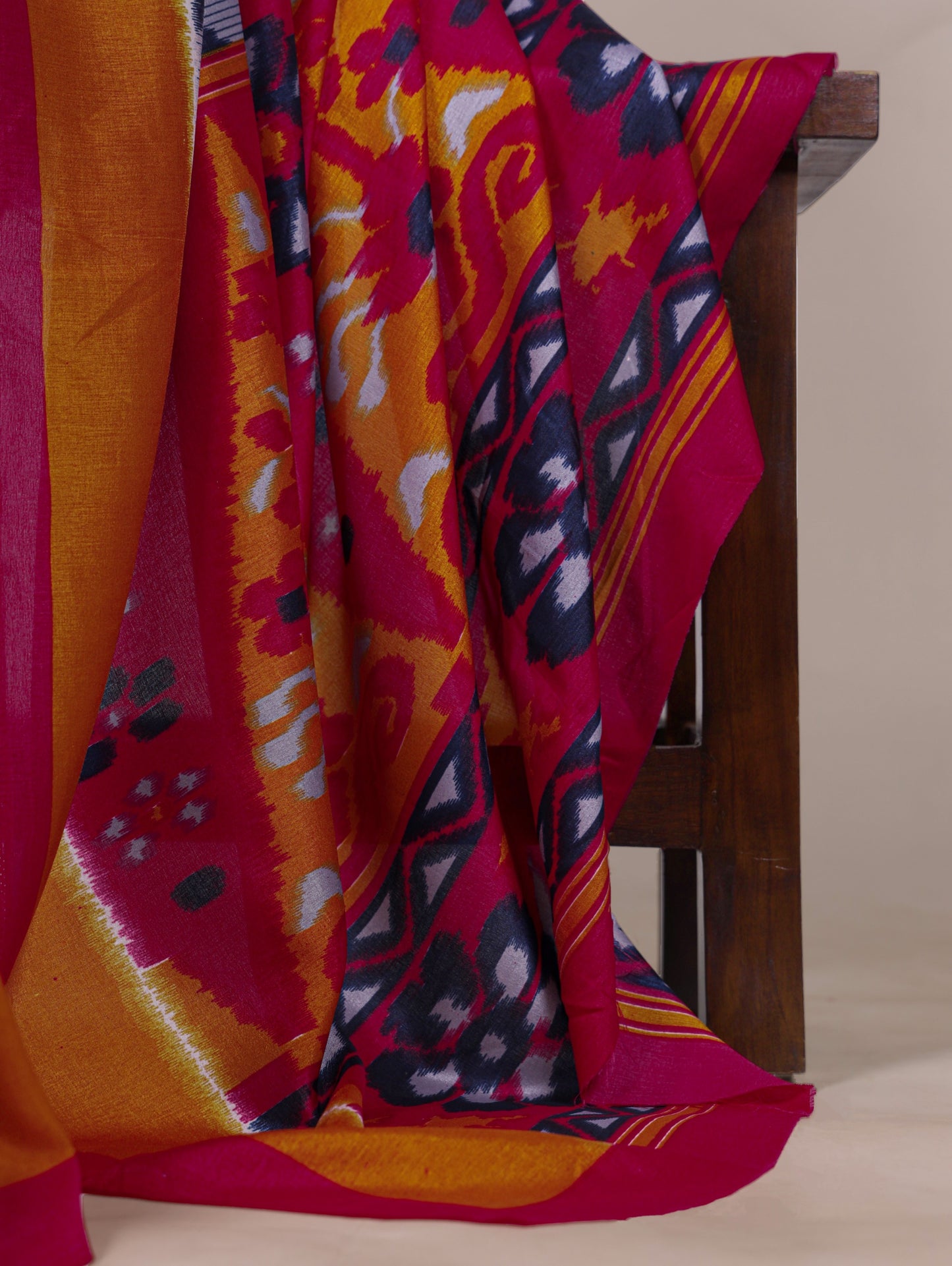 Zigzag weaves, tasar silk, and a drape that makes every moment elegant 🪸