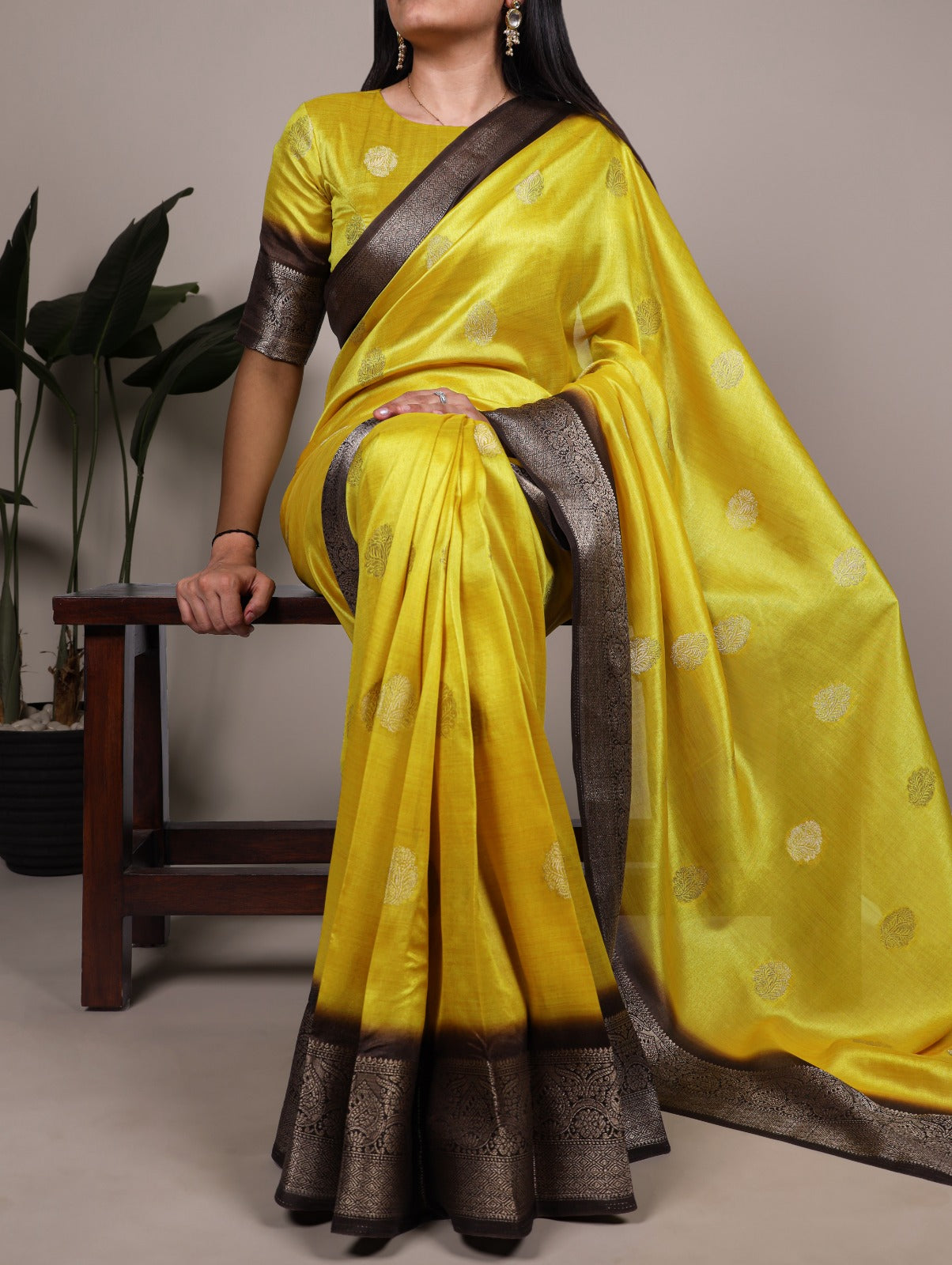 The perfect saree for when you want timeless beauty and modern grace 🪞✨