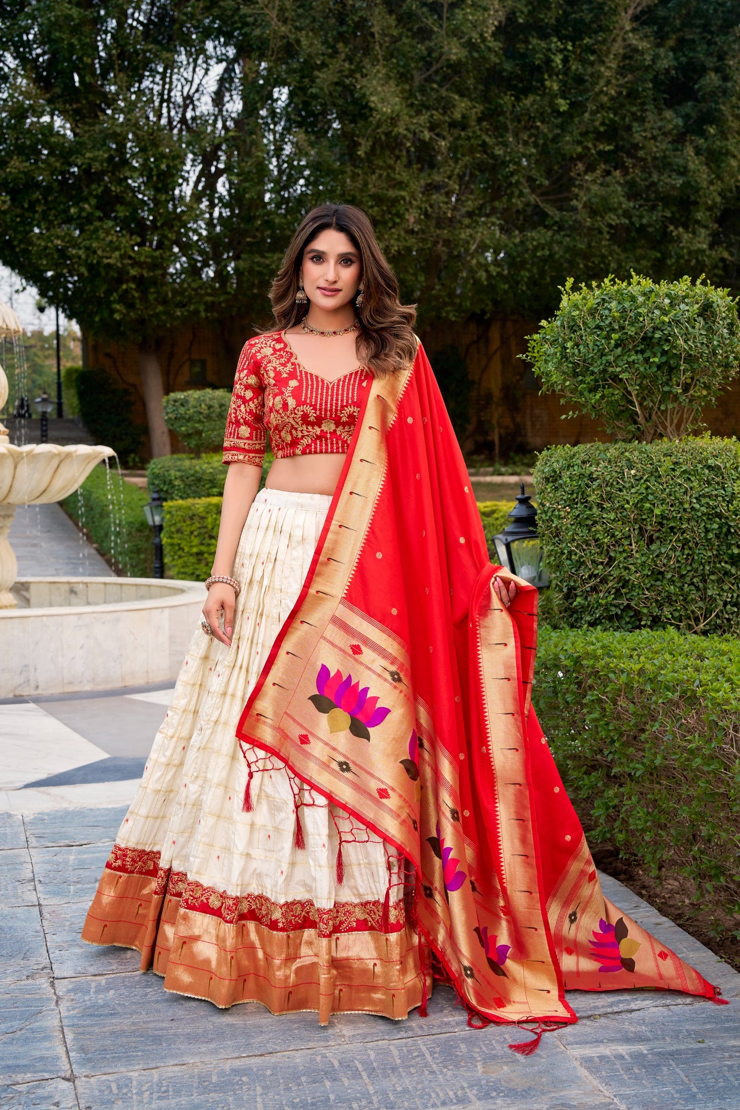 This Paithani lehenga choli blends rich silk, zari weaving, and elegant embroidery for a truly royal finish 🪞