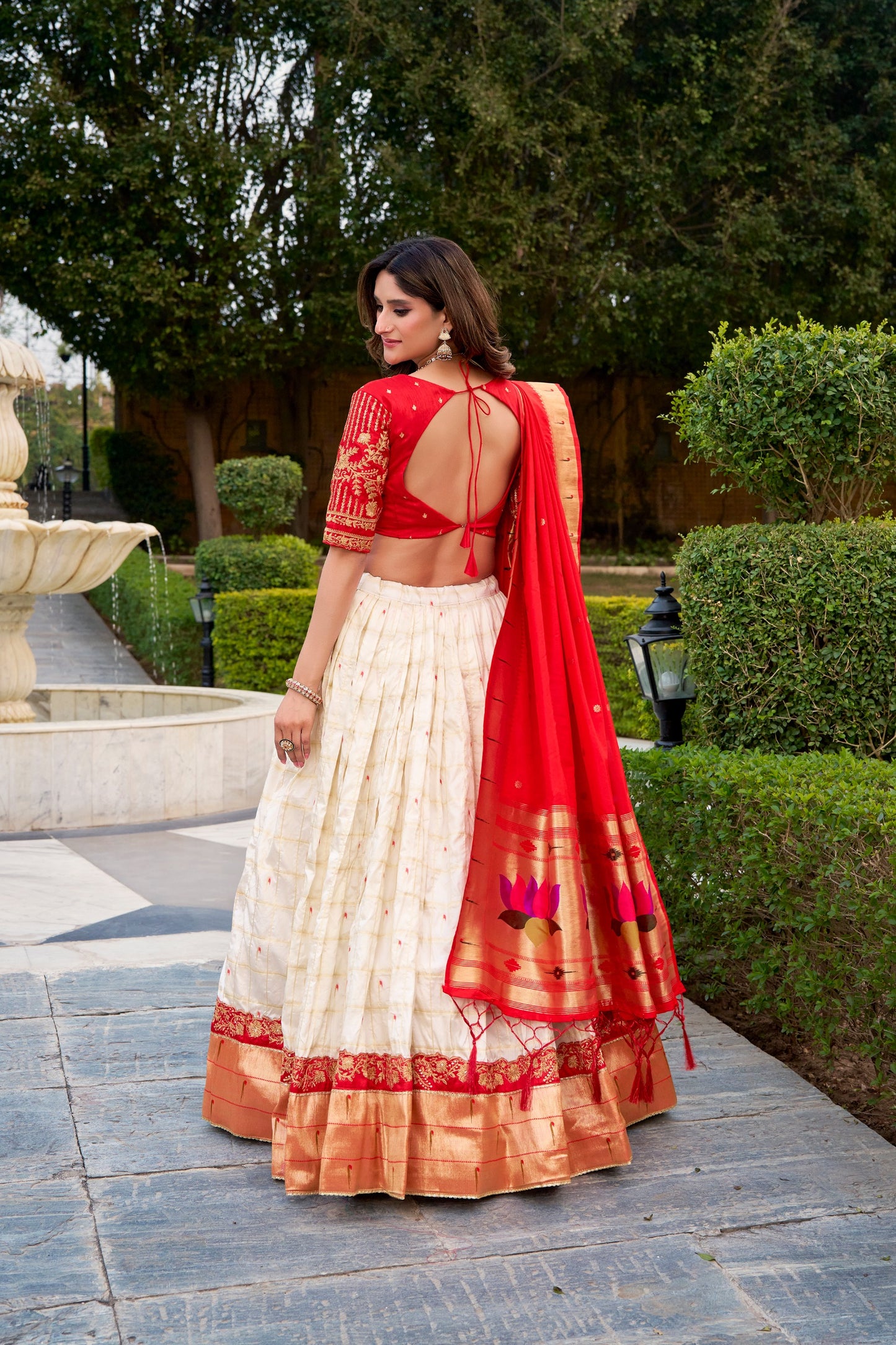 This Paithani lehenga choli blends rich silk, zari weaving, and elegant embroidery for a truly royal finish 🪞