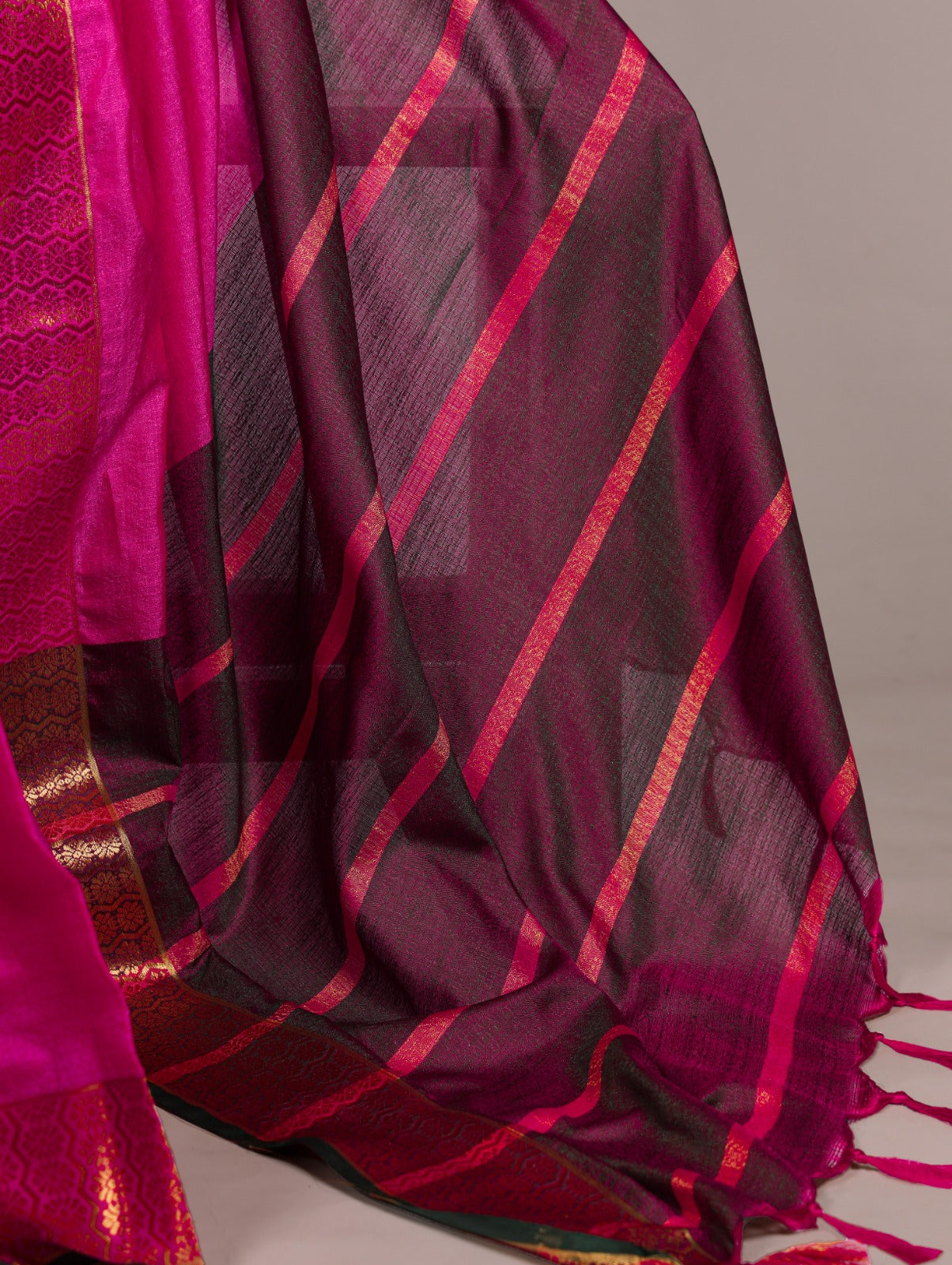A timeless saree crafted with rich nylon dola silk and detailed zari weaving borders—designed to bring royal elegance to every occasion. 🍁