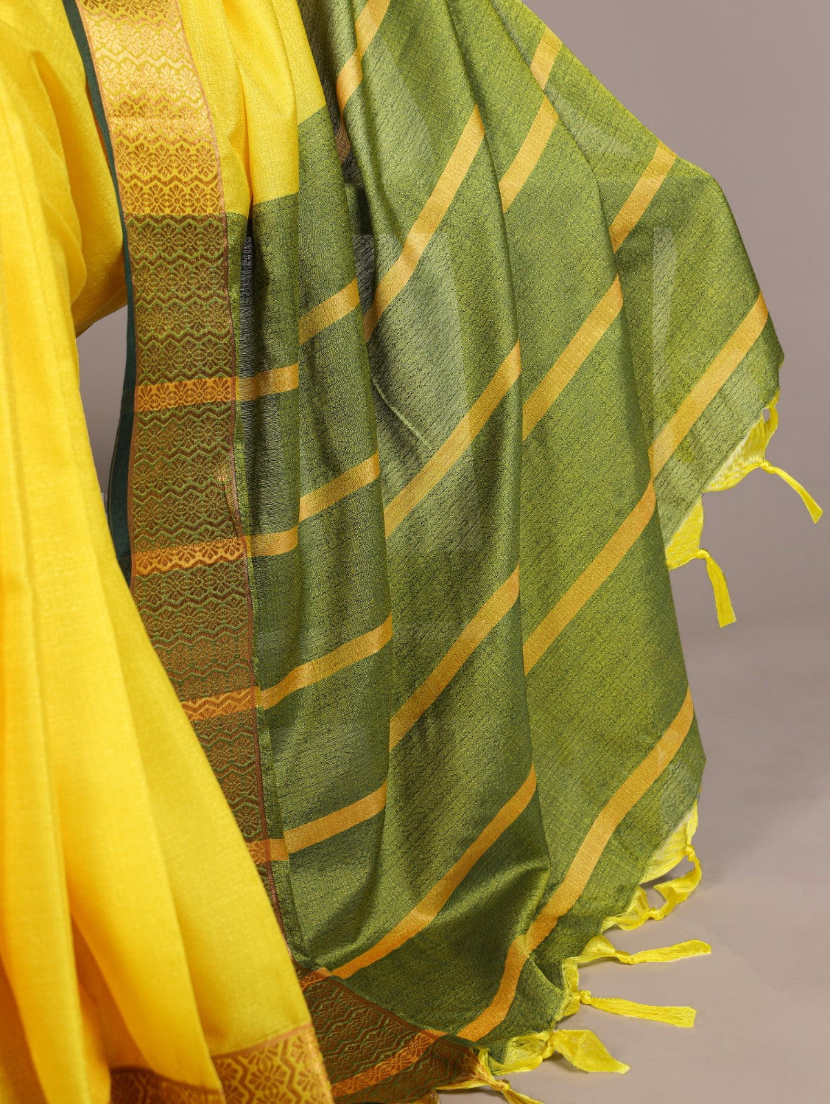 This Poly Cotton saree wraps you in effortless beauty and adds a subtle touch of sophistication to every occasion 🪞