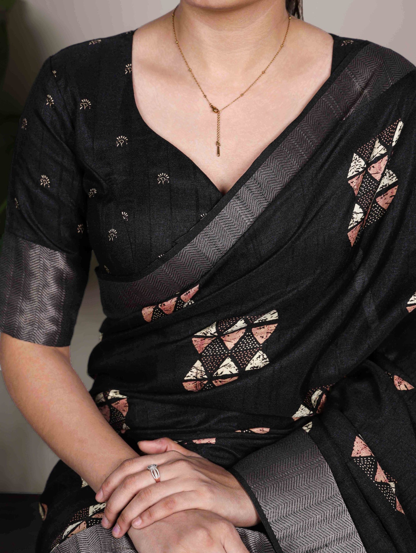 Designed in rich slub silk with graceful prints, perfect for your everyday elegance and festive moments.🌺