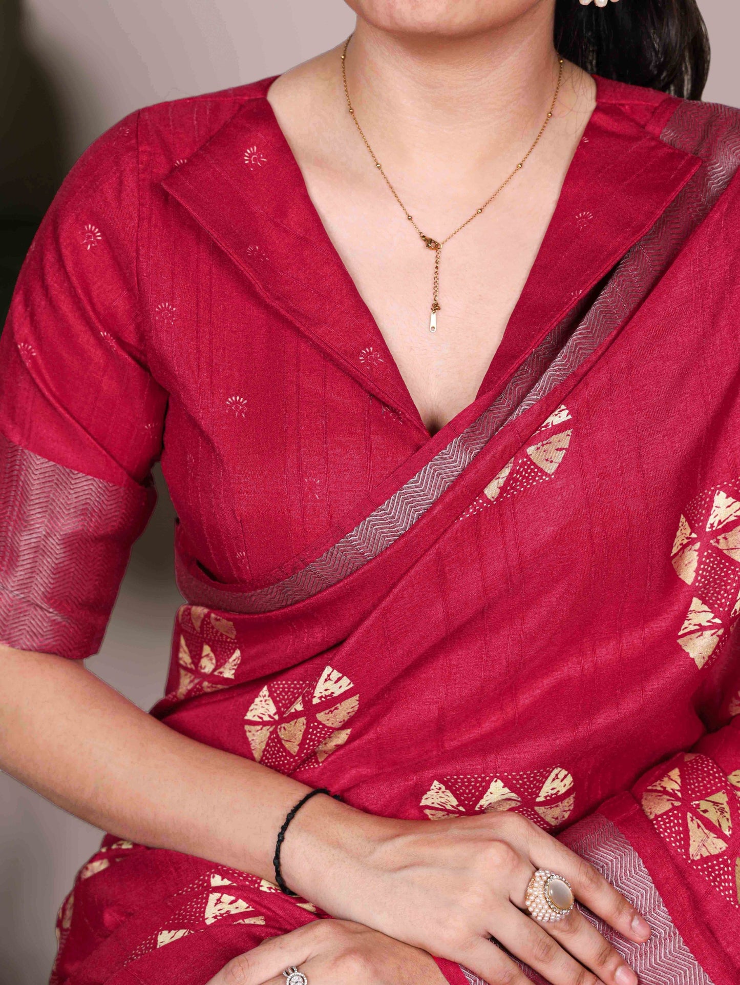 Designed in rich slub silk with graceful prints, perfect for your everyday elegance and festive moments.🌺