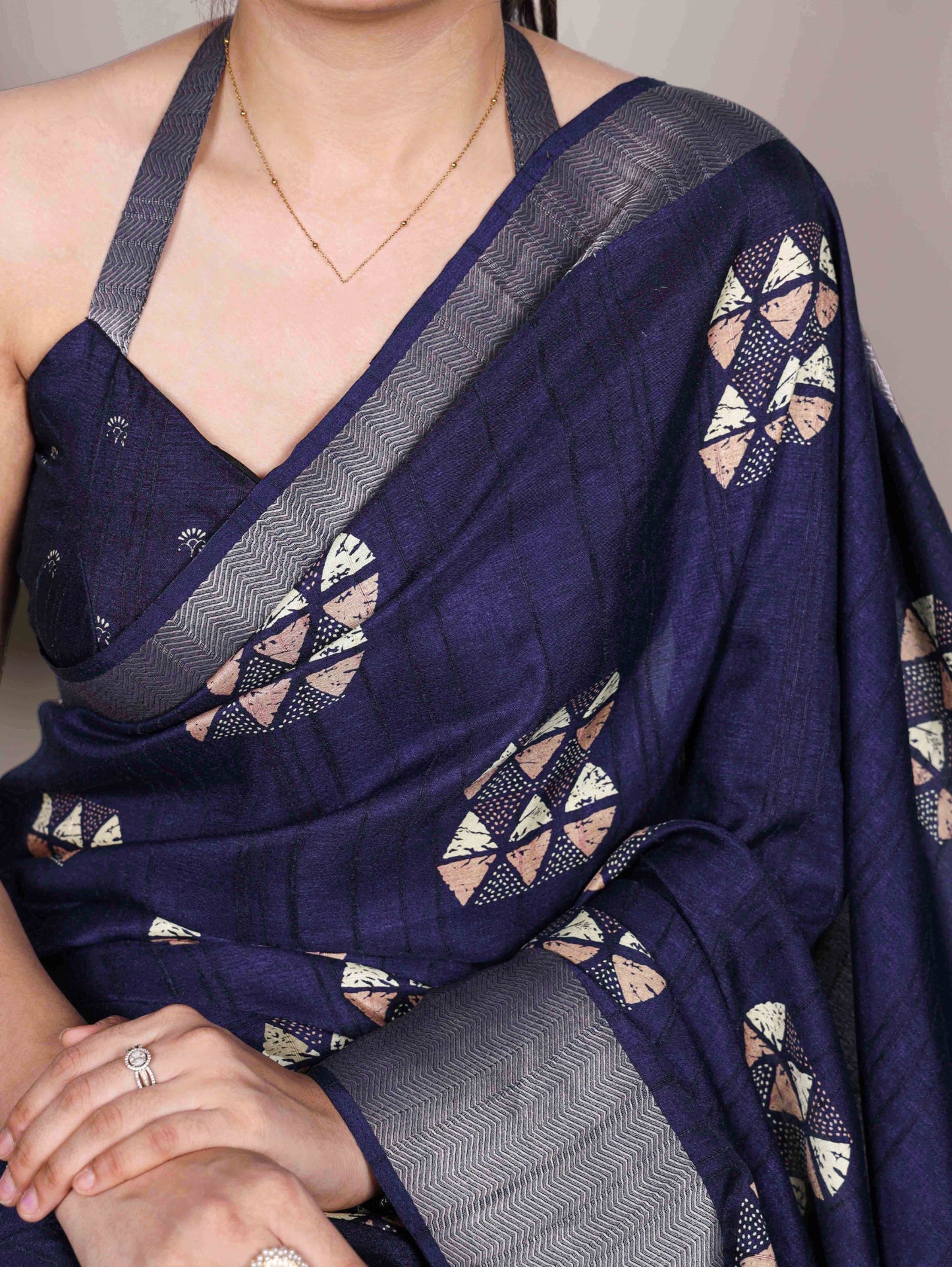 Designed in rich slub silk with graceful prints, perfect for your everyday elegance and festive moments.🌺