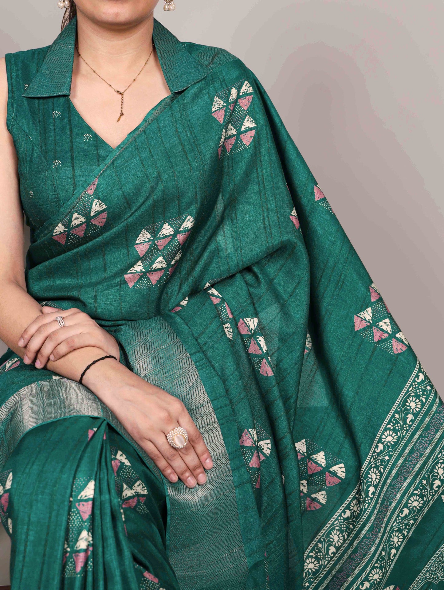 Designed in rich slub silk with graceful prints, perfect for your everyday elegance and festive moments.🌺