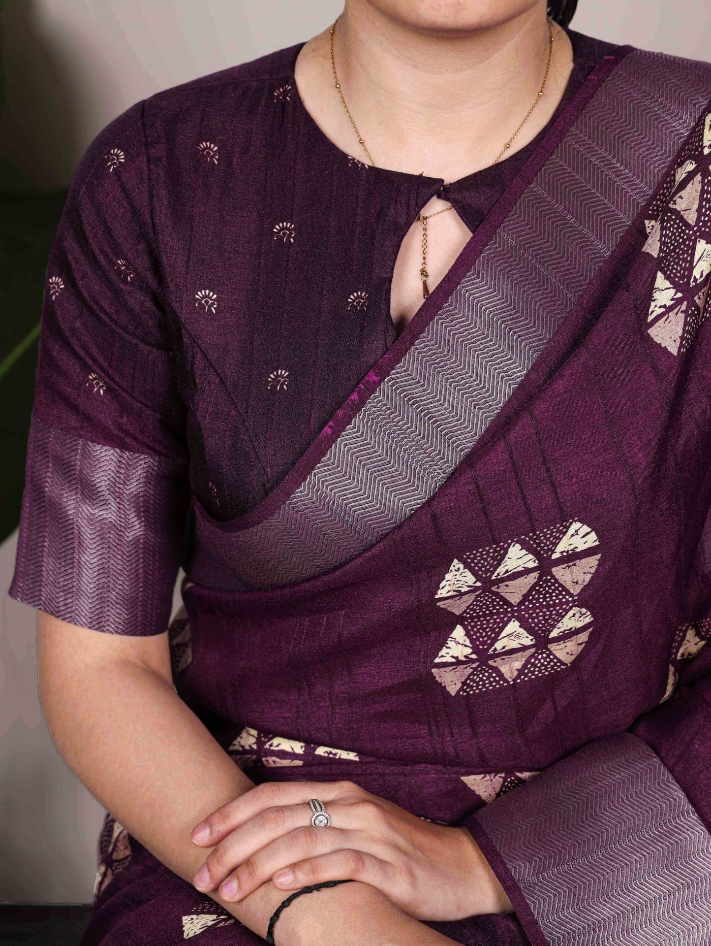 Designed in rich slub silk with graceful prints, perfect for your everyday elegance and festive moments.🌺