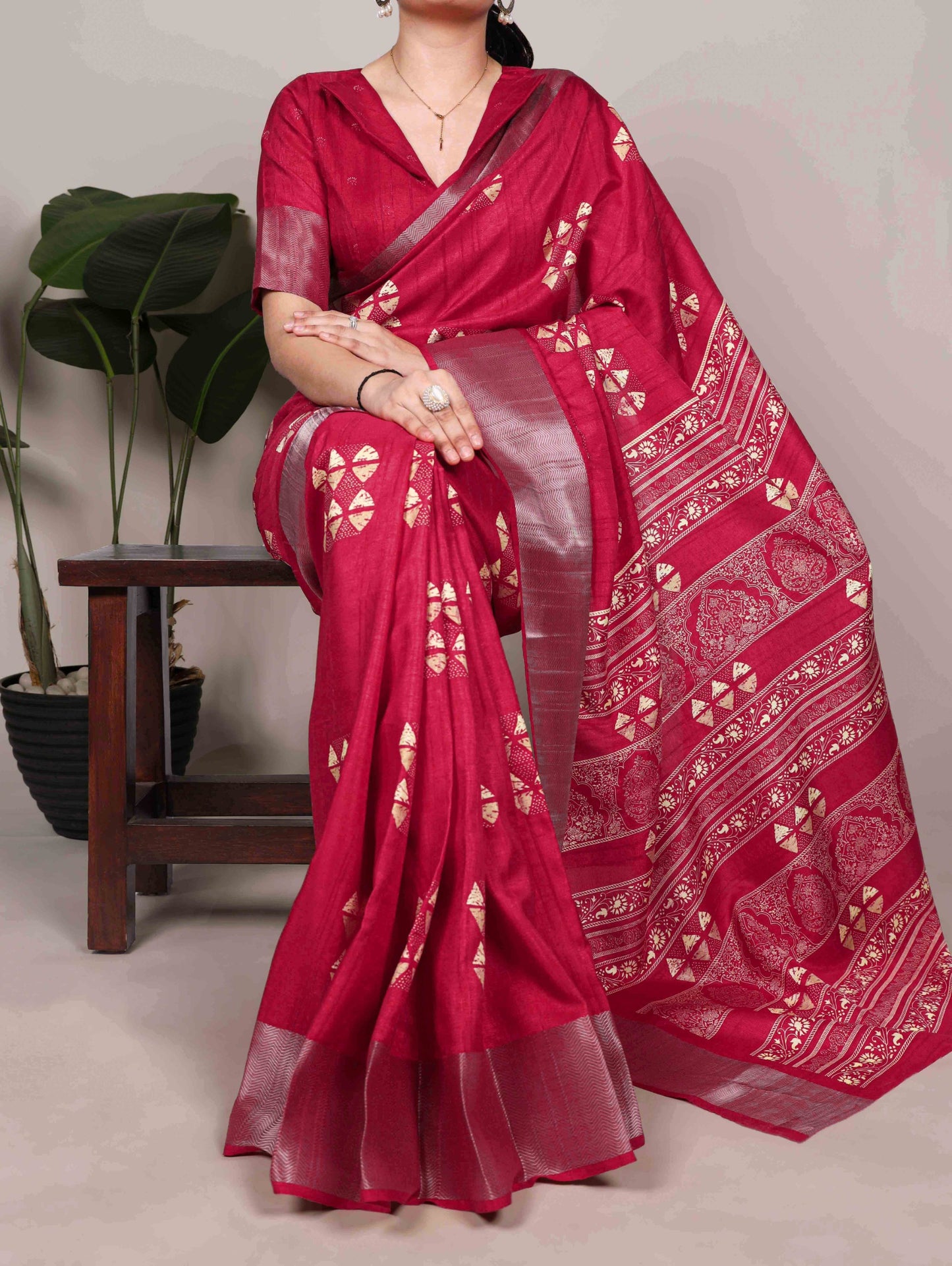 Designed in rich slub silk with graceful prints, perfect for your everyday elegance and festive moments.🌺