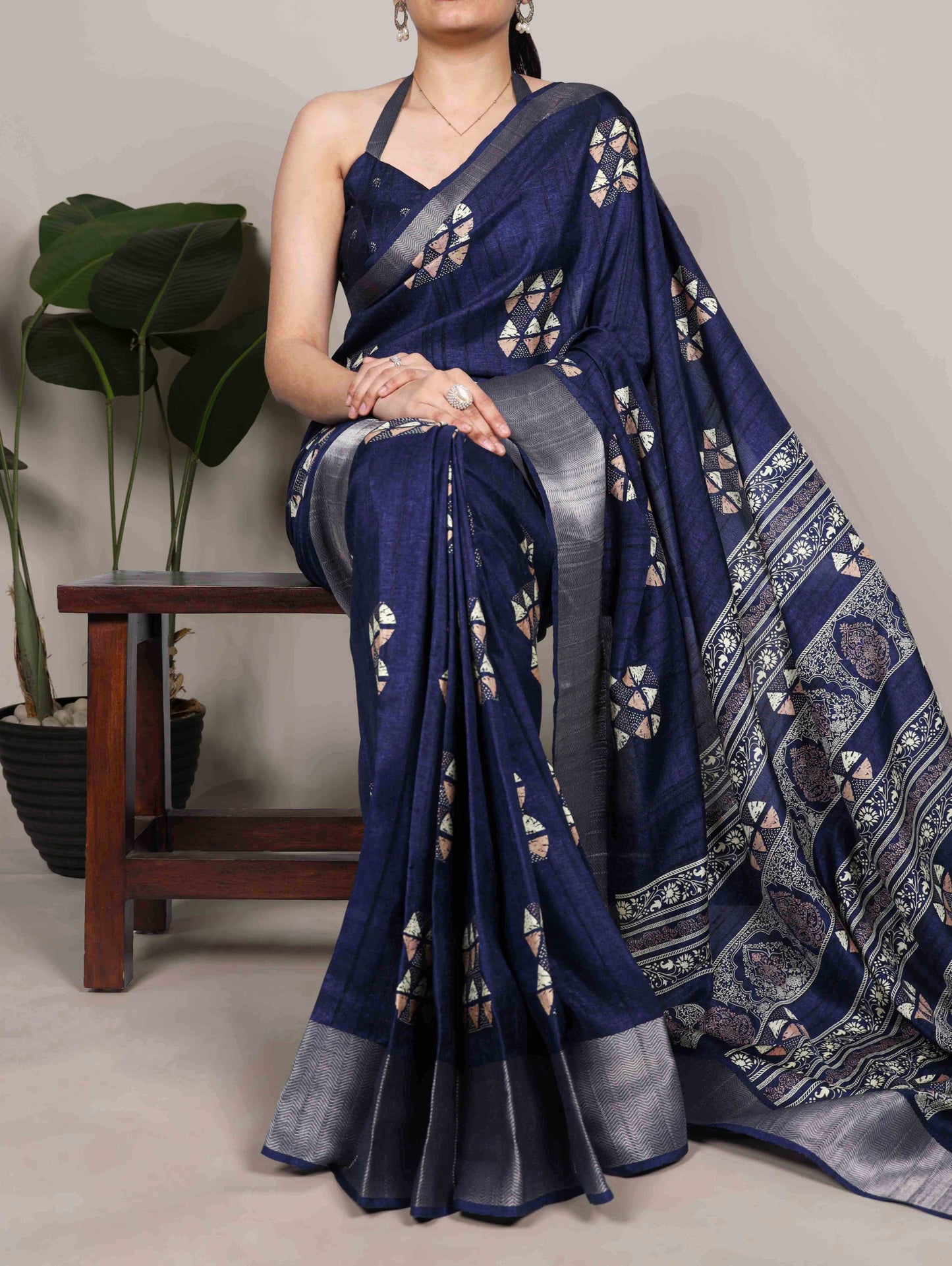 Designed in rich slub silk with graceful prints, perfect for your everyday elegance and festive moments.🌺
