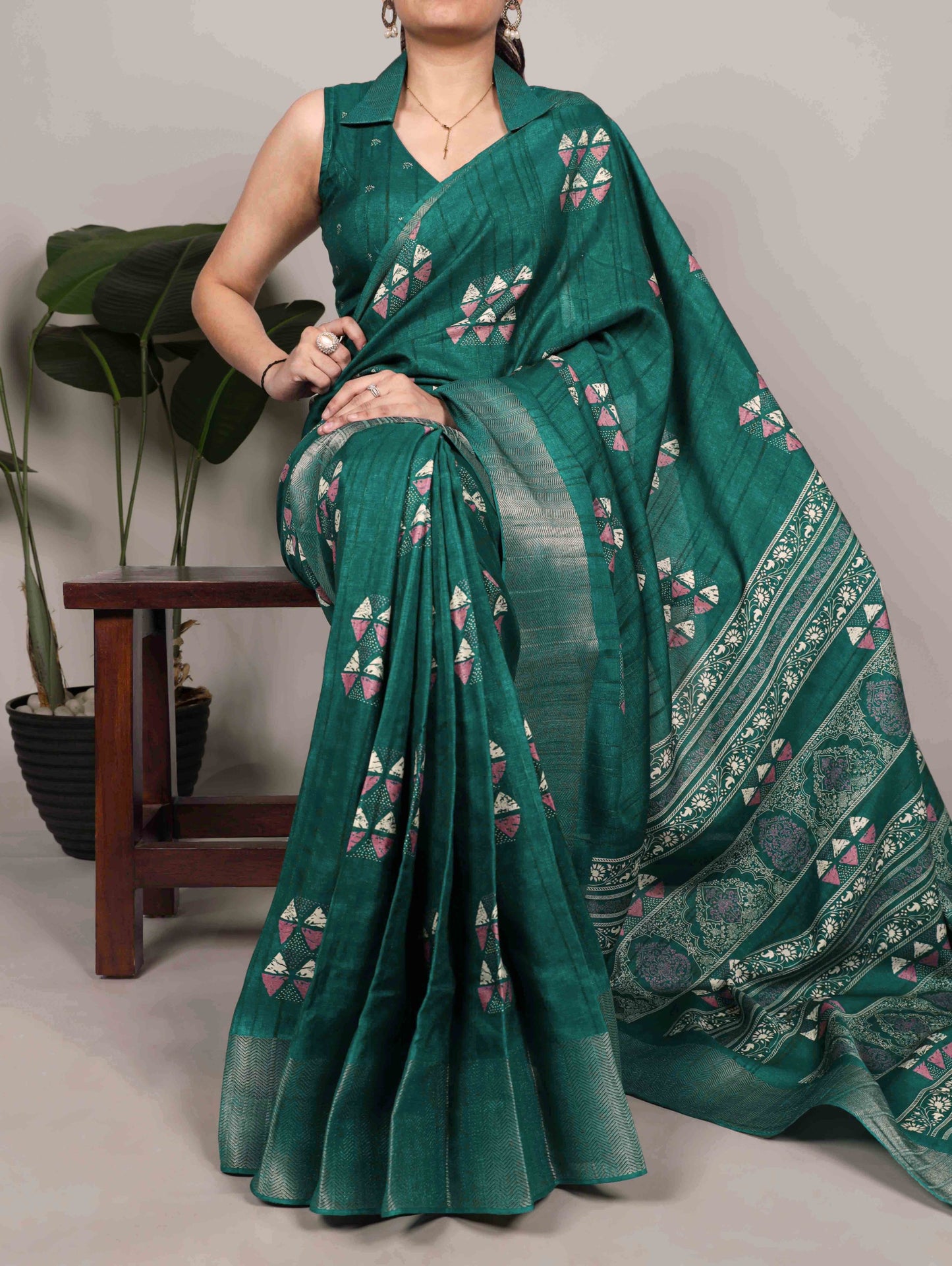 Designed in rich slub silk with graceful prints, perfect for your everyday elegance and festive moments.🌺