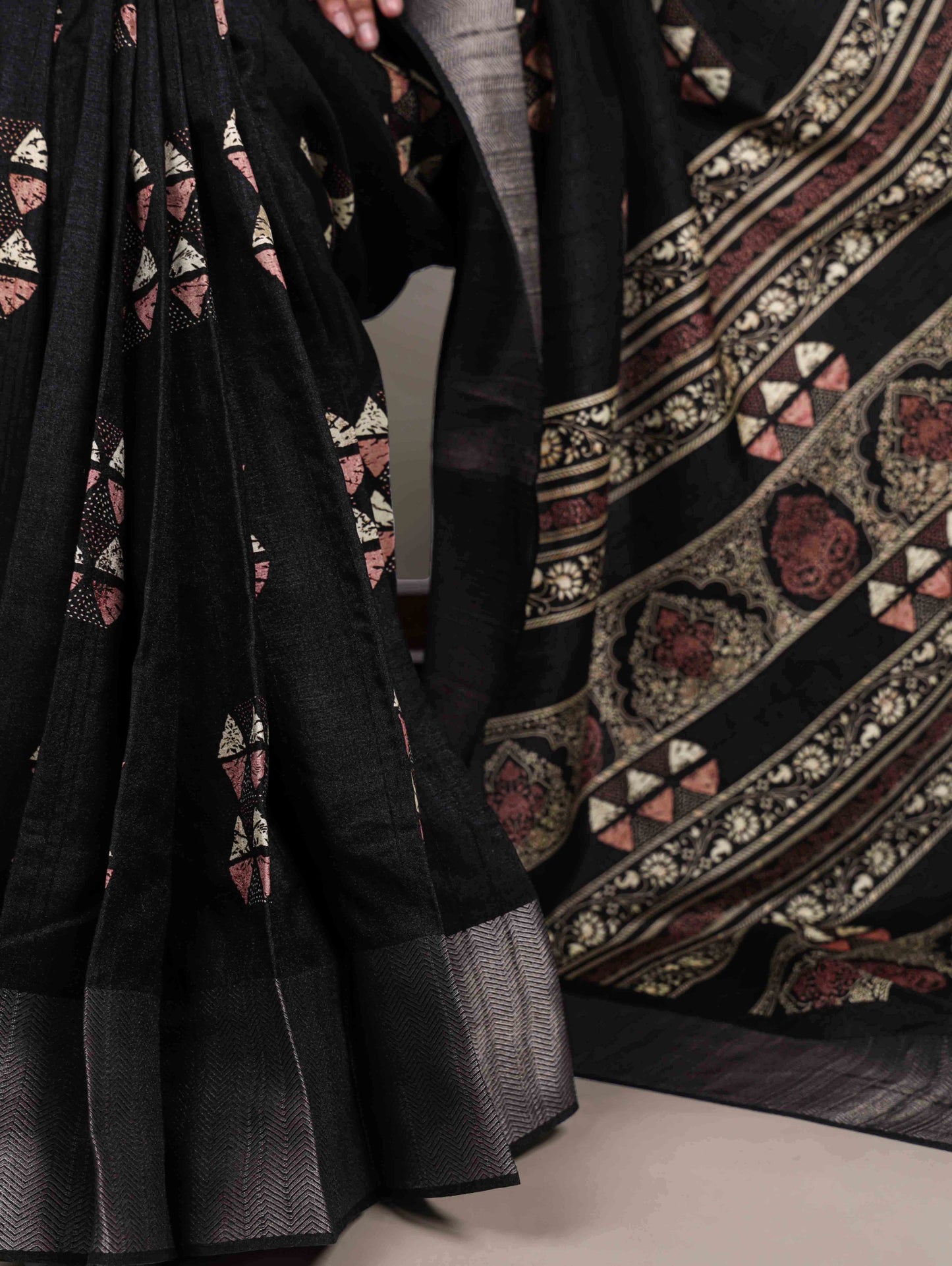 Designed in rich slub silk with graceful prints, perfect for your everyday elegance and festive moments.🌺