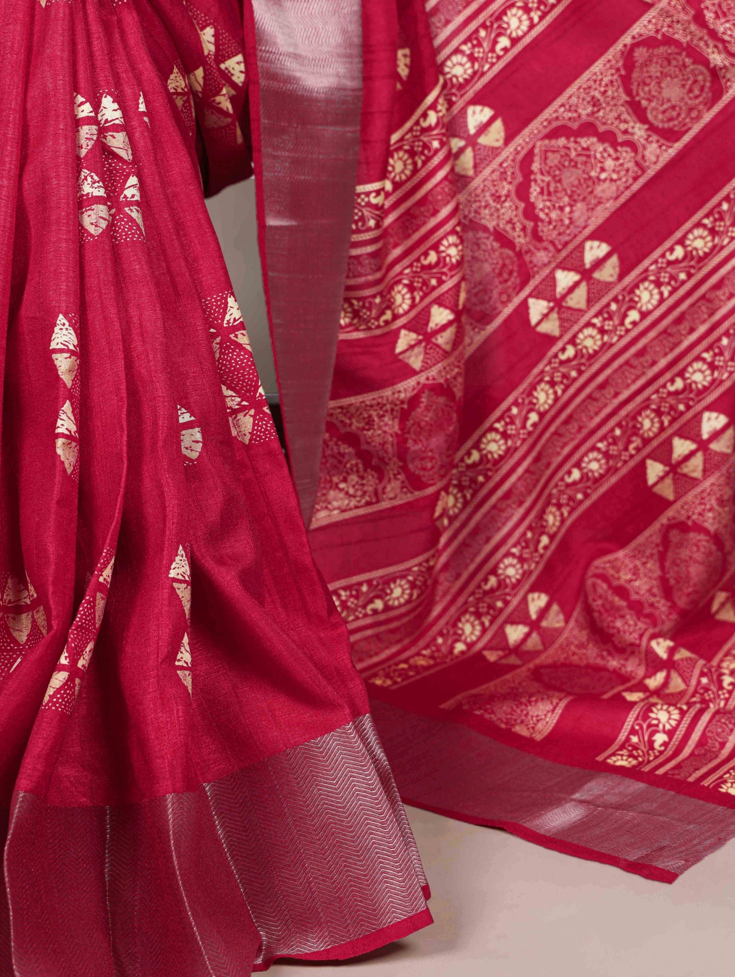 Designed in rich slub silk with graceful prints, perfect for your everyday elegance and festive moments.🌺