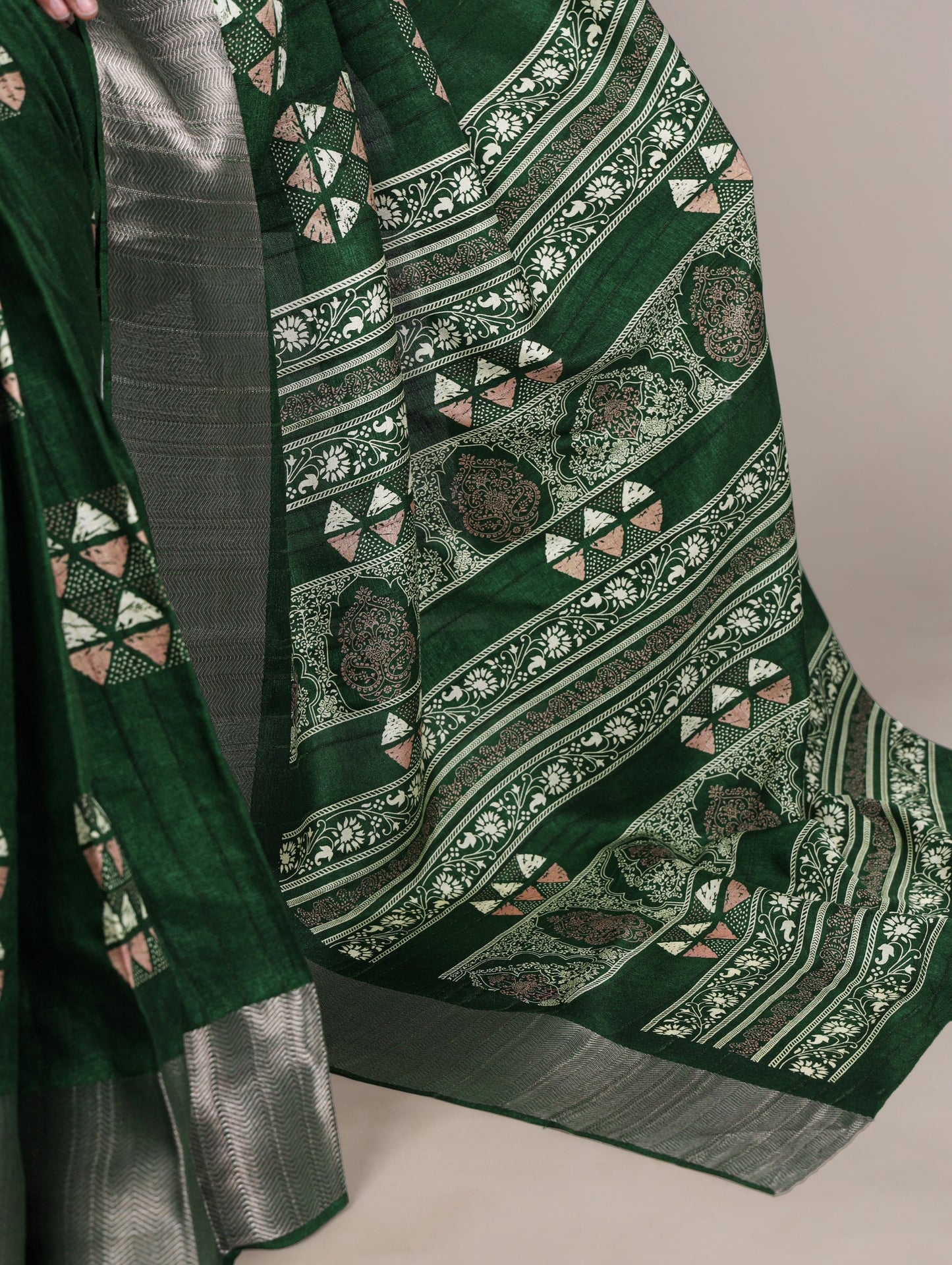Designed in rich slub silk with graceful prints, perfect for your everyday elegance and festive moments.🌺
