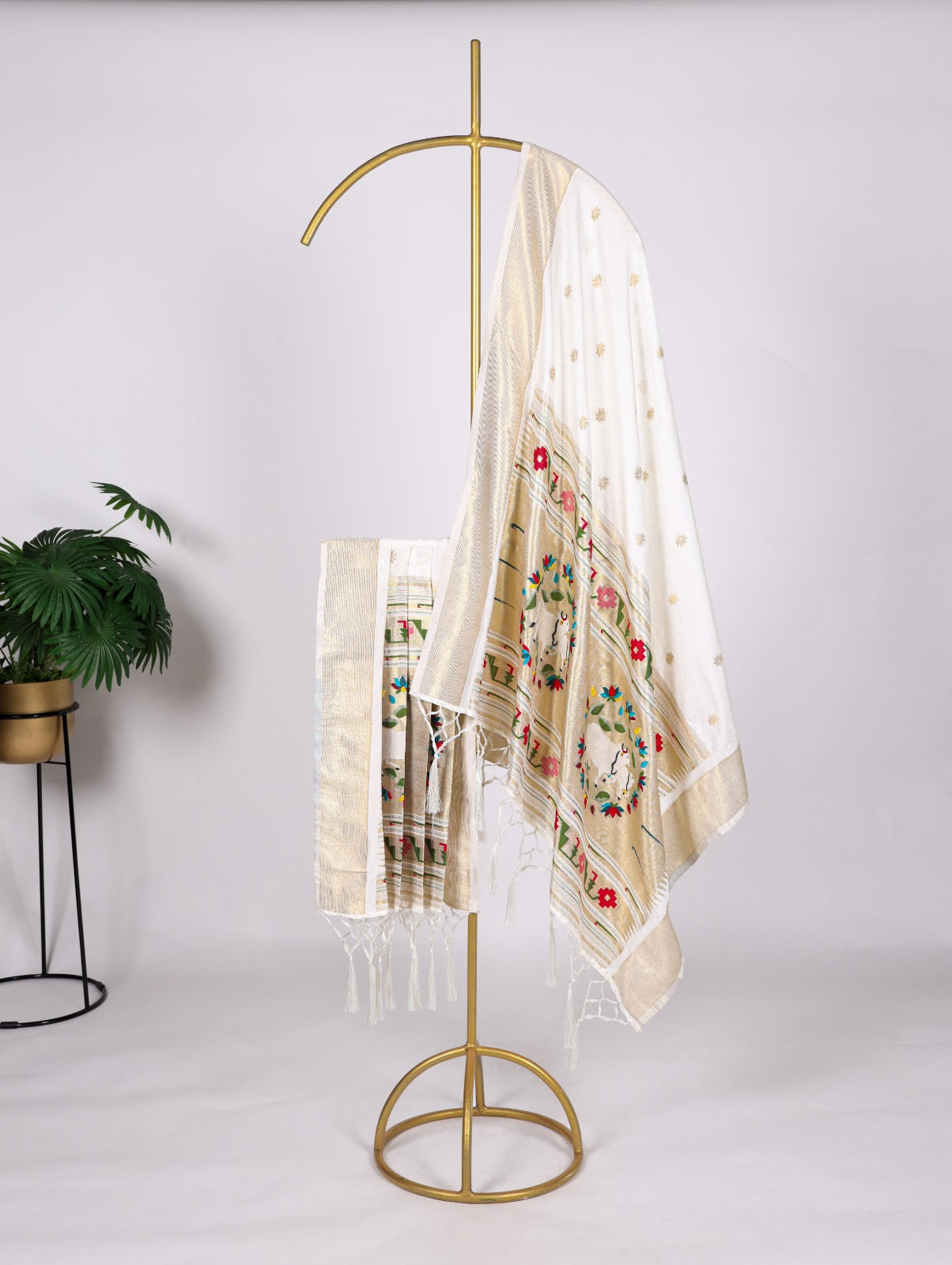 A dupatta that speaks tradition! ✨