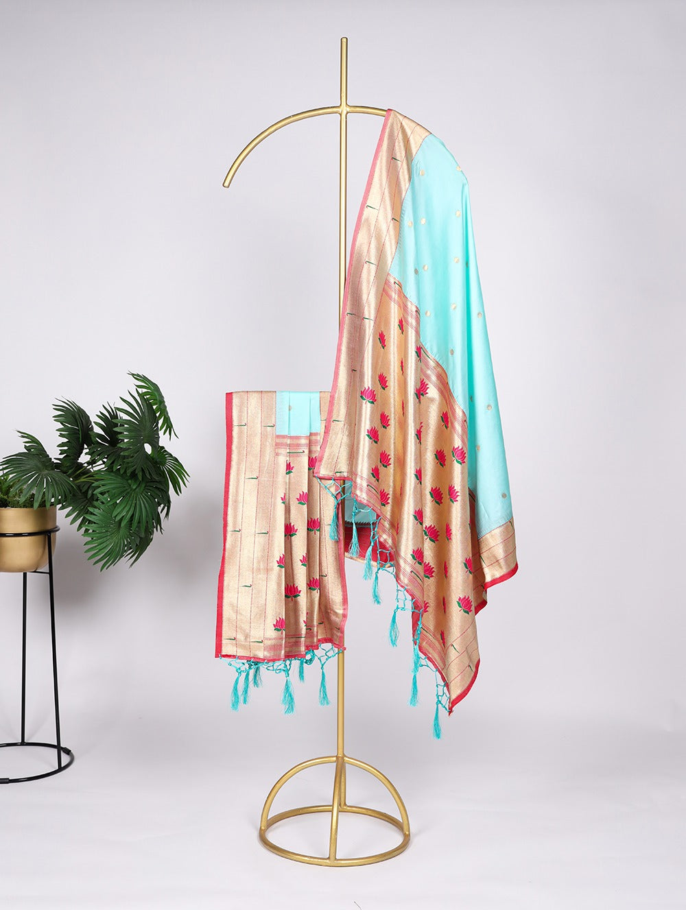 A dupatta that speaks tradition! ✨