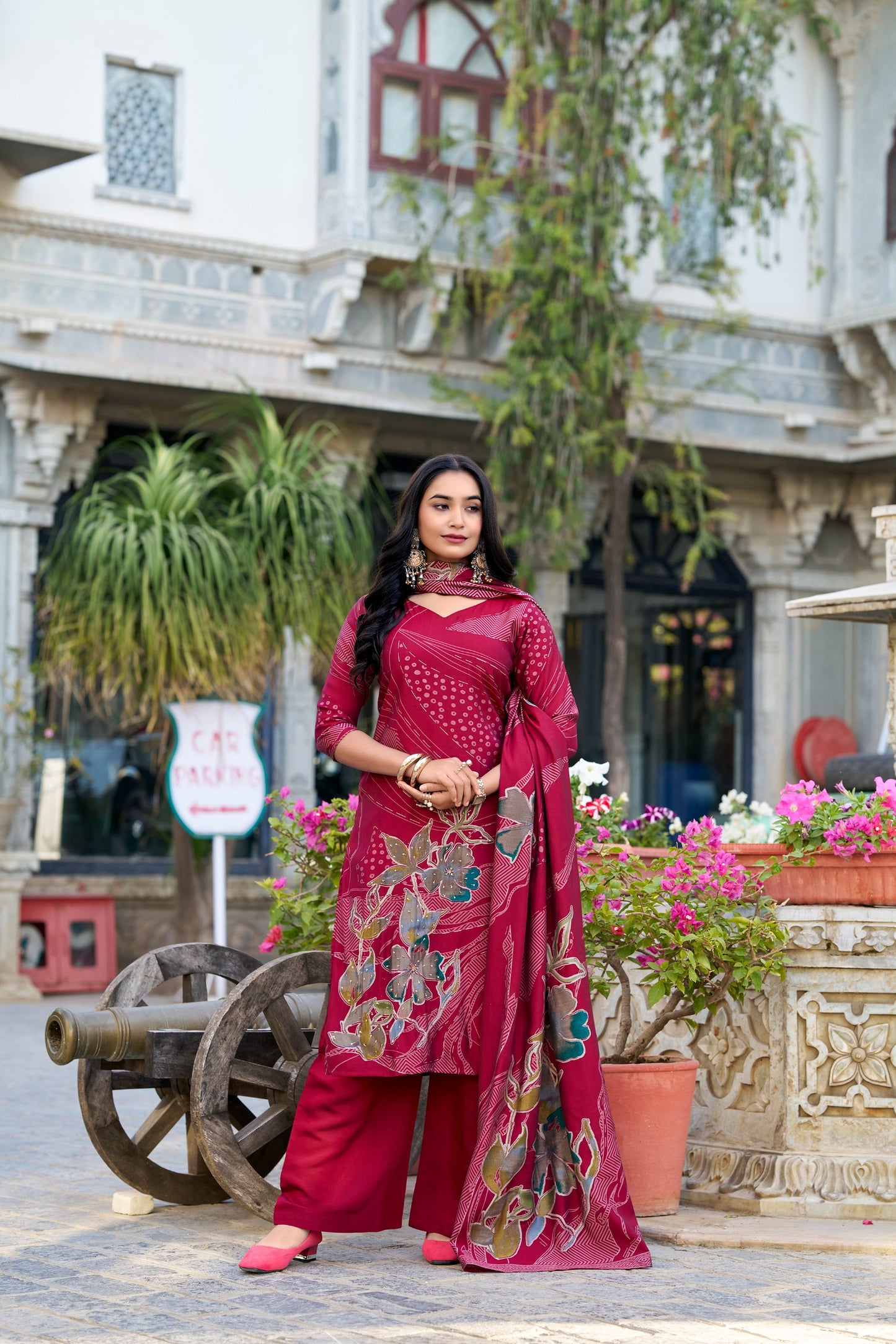 Beads meet blooms in this stunning salwar suit 💫