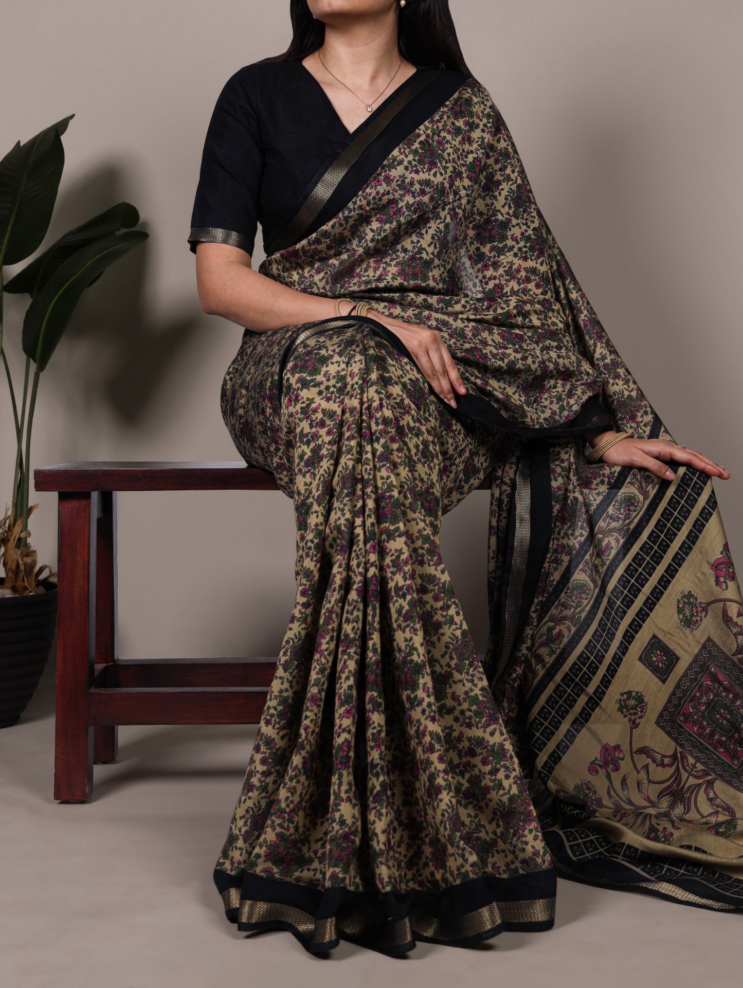 Where tradition meets comfort—this Chanderi cotton saree is all about lightweight luxury and lasting style ✨🍁