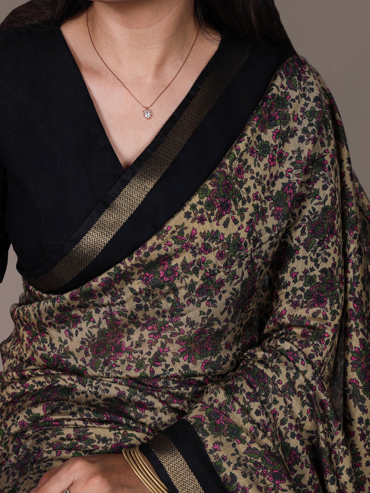 Where tradition meets comfort—this Chanderi cotton saree is all about lightweight luxury and lasting style ✨🍁