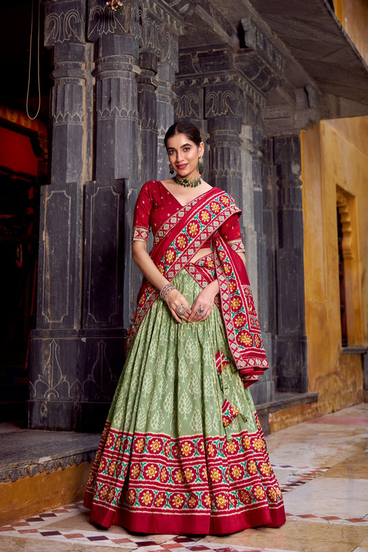 When the richness of Tasar silk meets the art of Ikkat – tradition gets a stylish update. 🥀