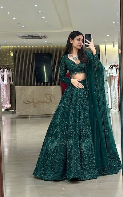 Own the night in a shade of green that never goes out of style ✨✨
