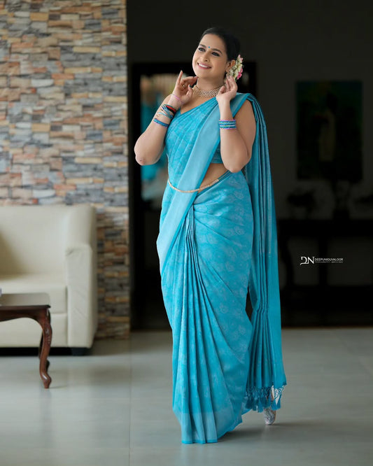 This beautiful saree is elegantly decorated with gorgeous Solid Jacquard weave that gives a perfect look to the outfit.