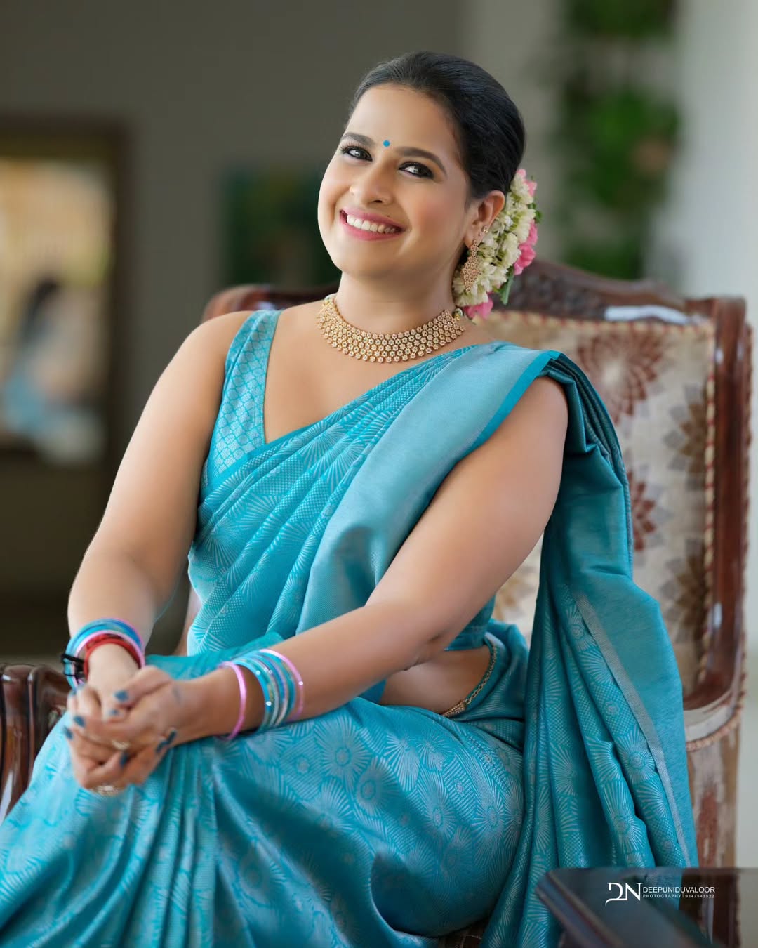 This beautiful saree is elegantly decorated with gorgeous Solid Jacquard weave that gives a perfect look to the outfit.