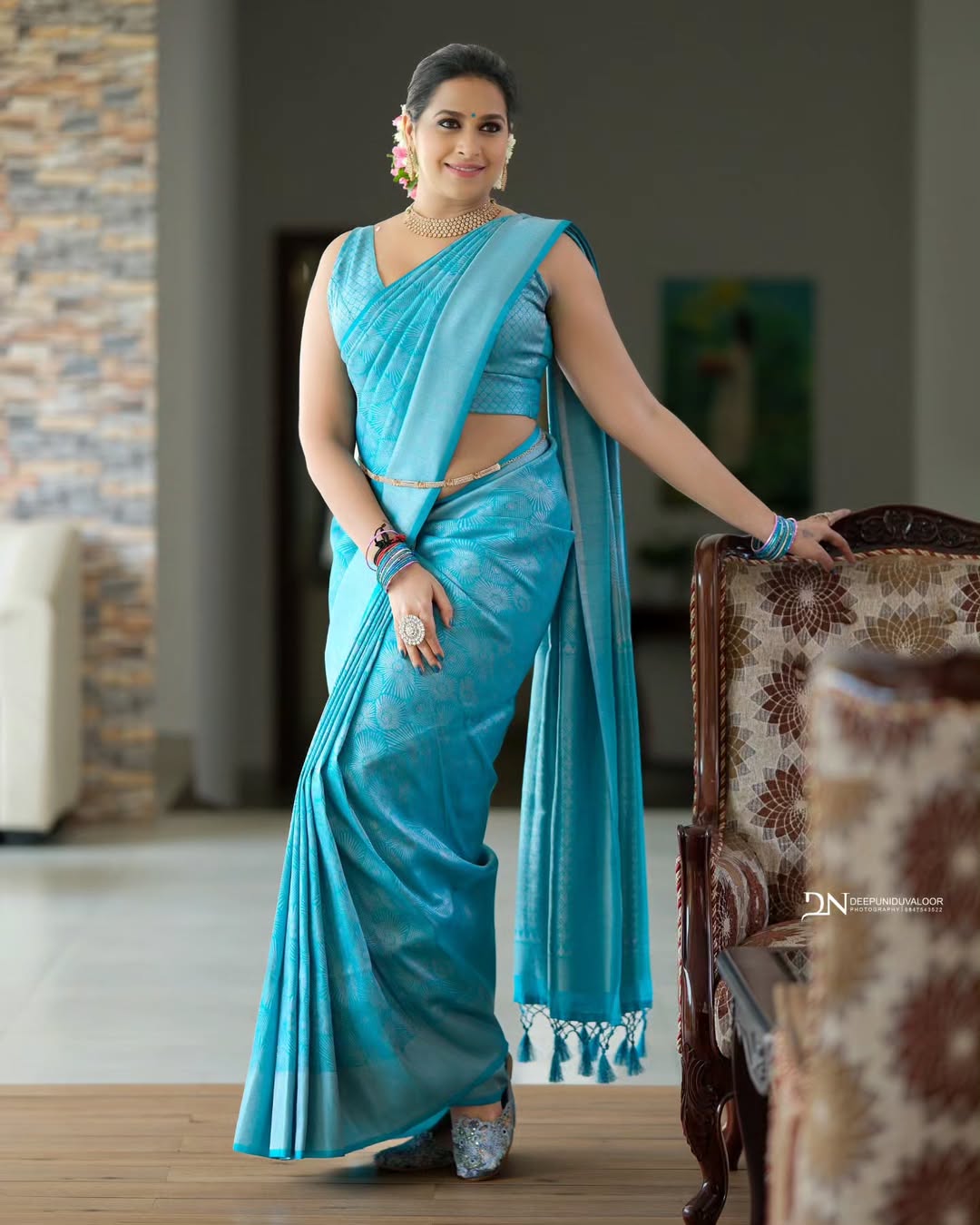 This beautiful saree is elegantly decorated with gorgeous Solid Jacquard weave that gives a perfect look to the outfit.