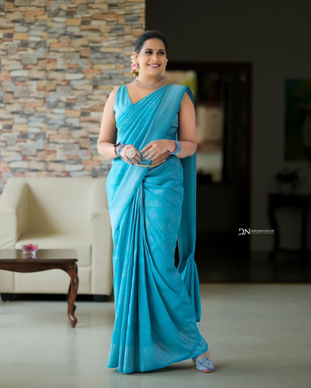 This beautiful saree is elegantly decorated with gorgeous Solid Jacquard weave that gives a perfect look to the outfit.
