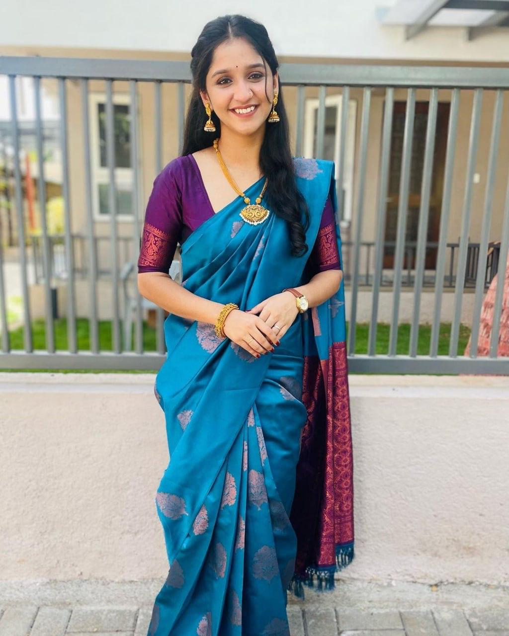 This beautiful saree is elegantly decorated with gorgeous Solid Jacquard weave that gives a perfect look to the outfit.