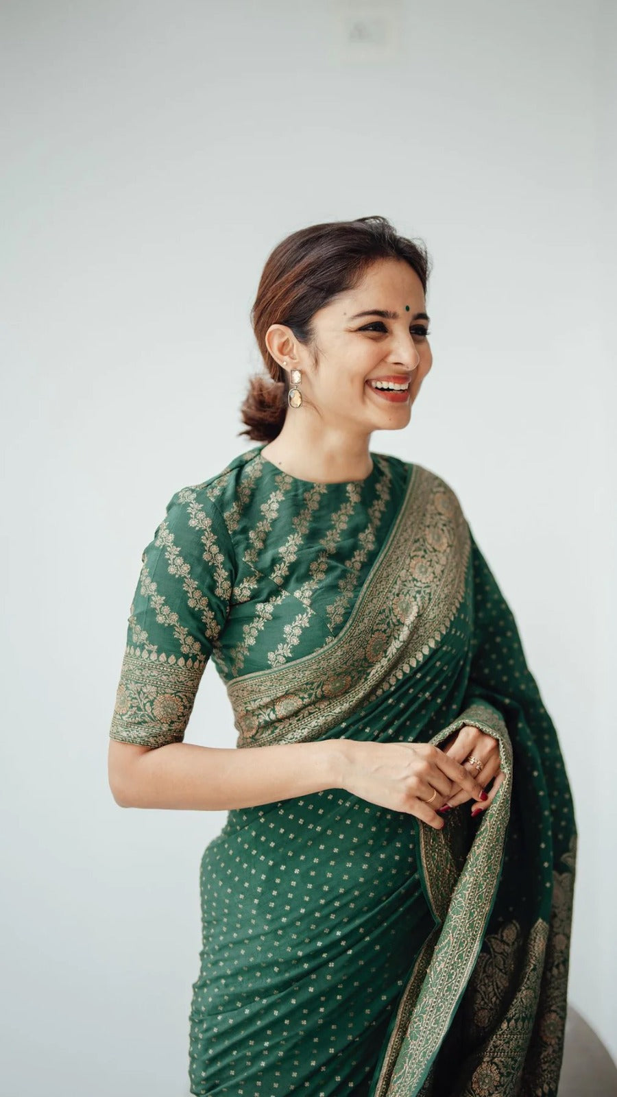 This beautiful saree is elegantly decorated with gorgeous Solid Jacquard weave that gives a perfect look to the outfit.