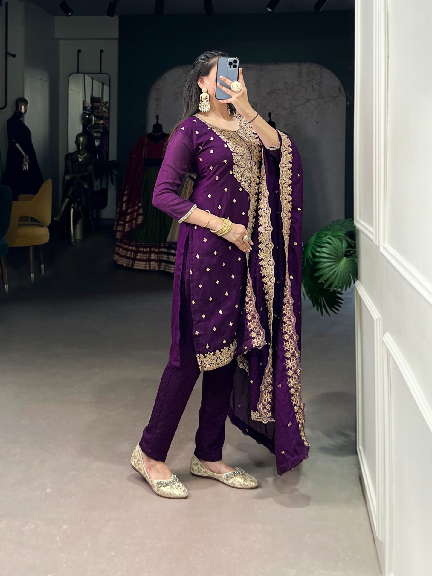 From the richness of the fabric to the charm of its embroidery 🪻
