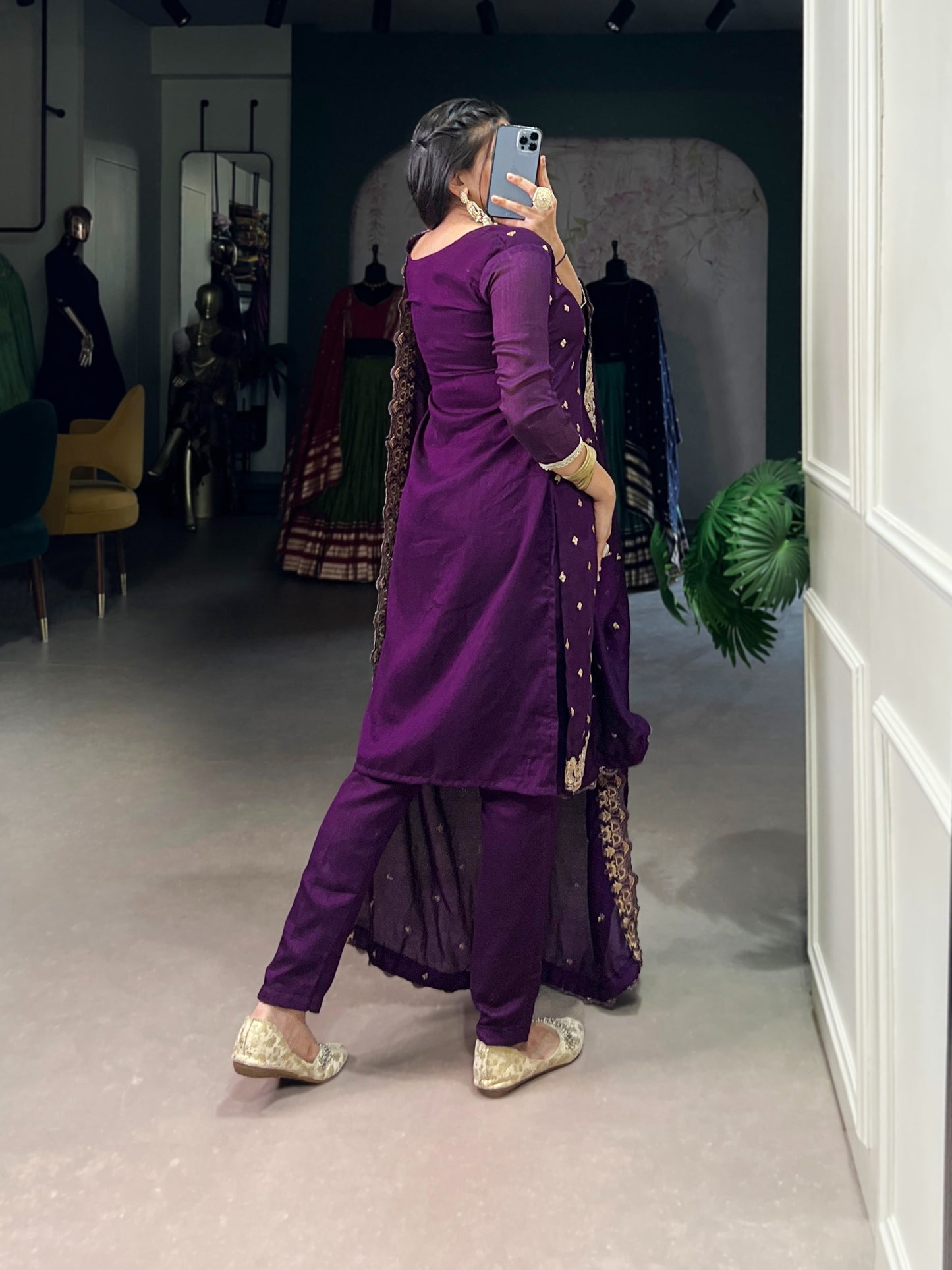From the richness of the fabric to the charm of its embroidery 🪻