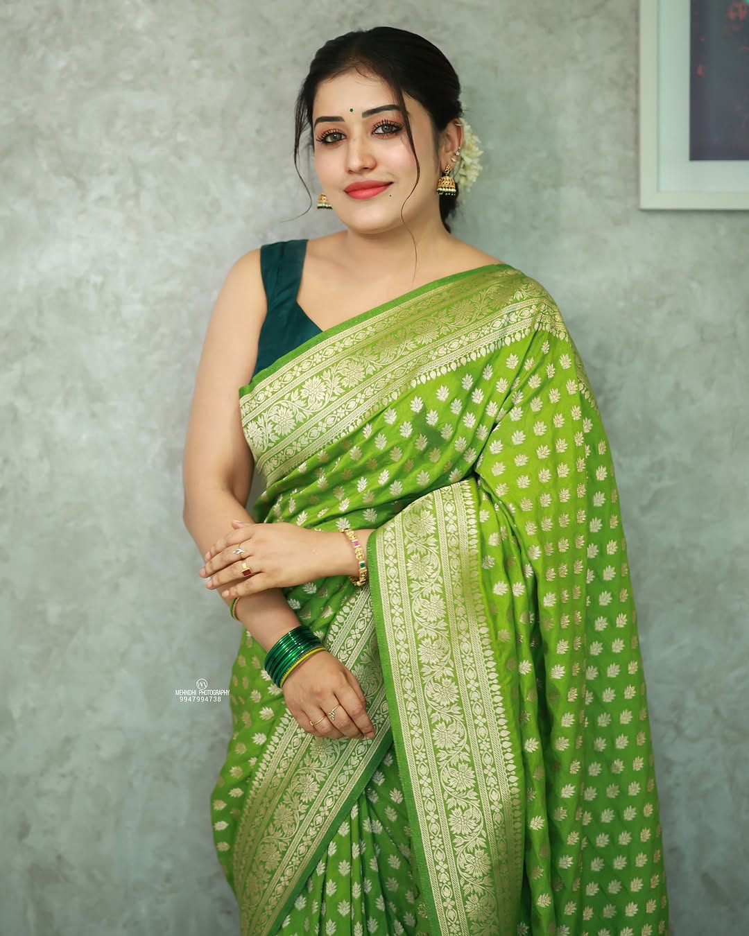 This beautiful saree is elegantly decorated with gorgeous Solid Jacquard weave that gives a perfect look to the outfit.
