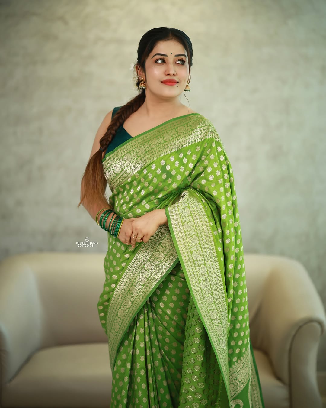 This beautiful saree is elegantly decorated with gorgeous Solid Jacquard weave that gives a perfect look to the outfit.