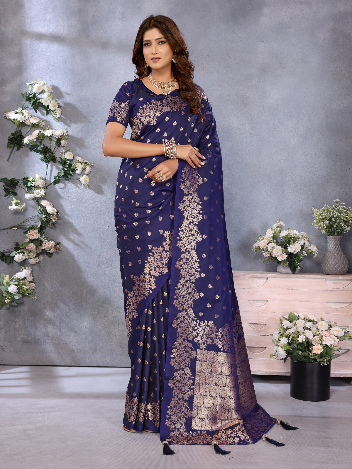 😊Gift ur loved ones with our premium sarees😊