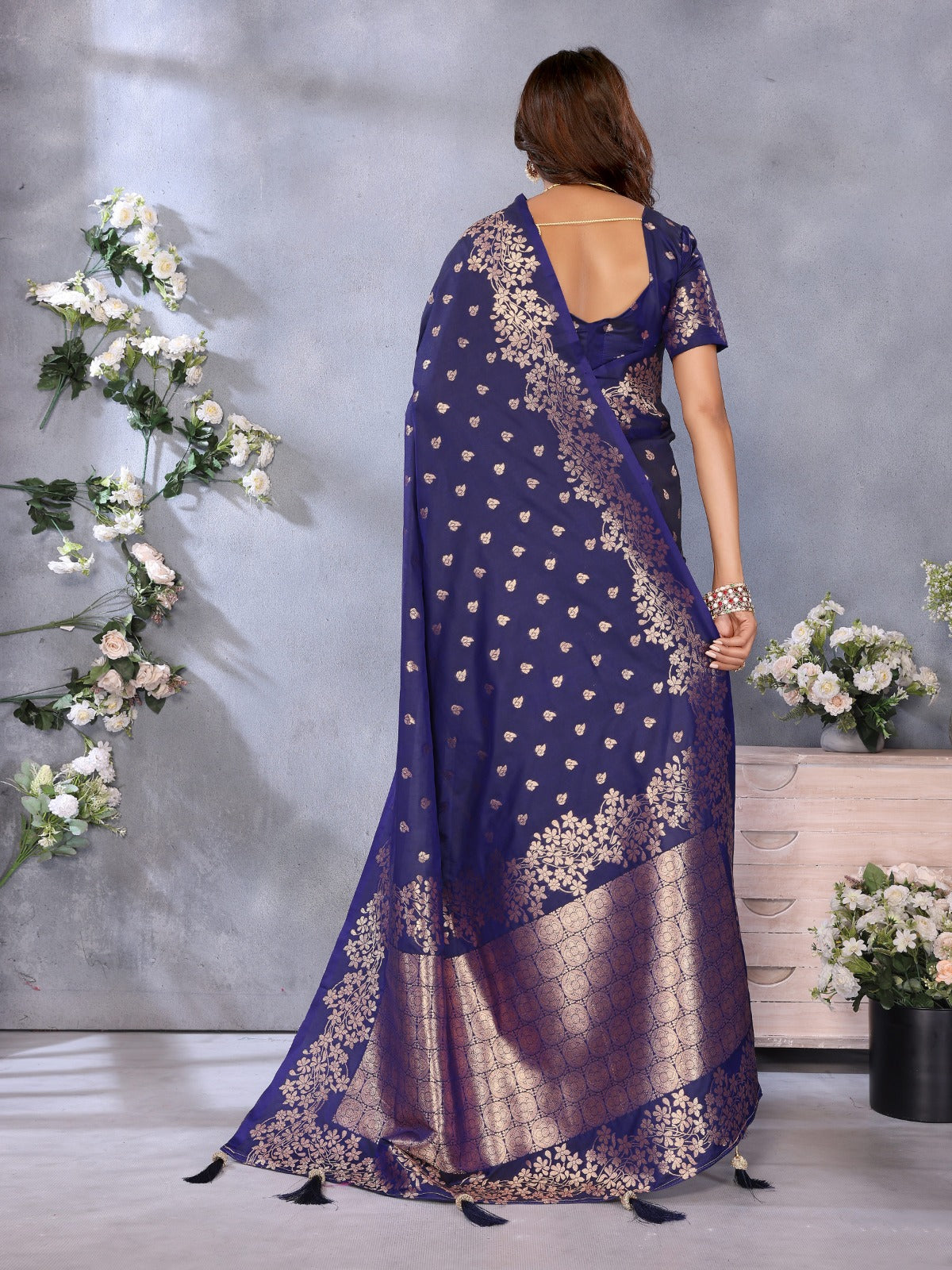 😊Gift ur loved ones with our premium sarees😊