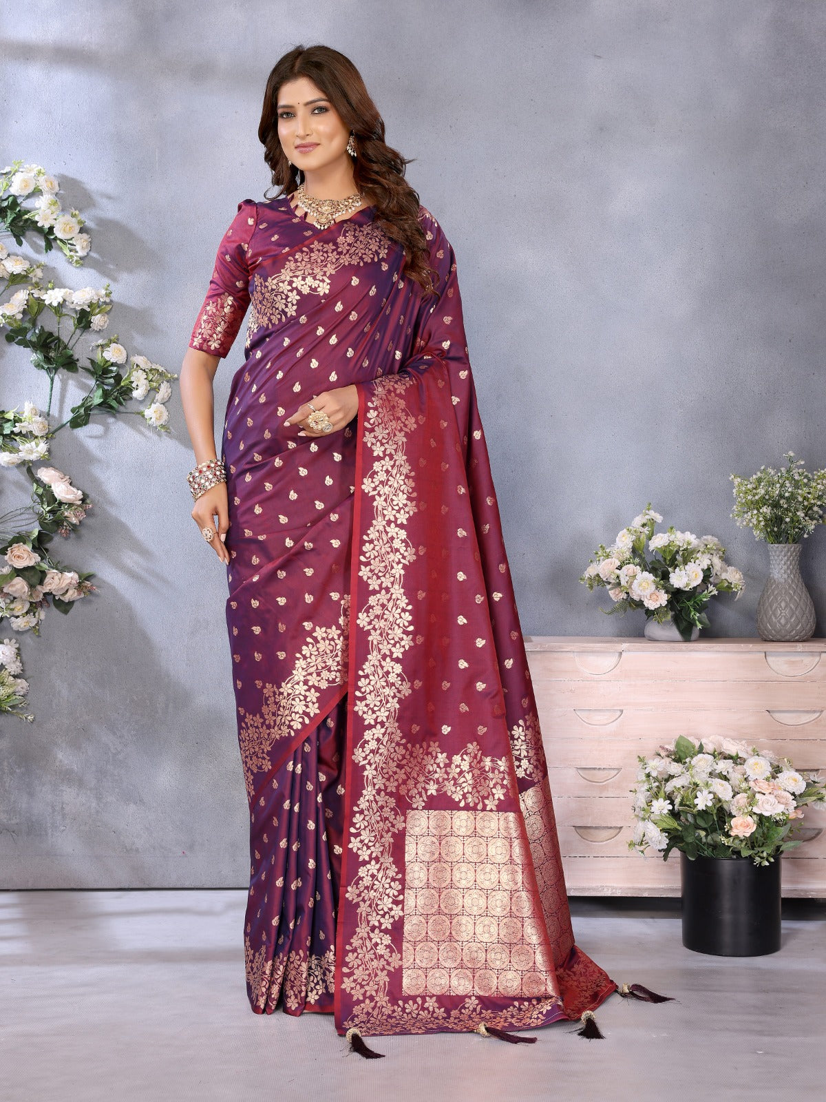 😊Gift ur loved ones with our premium sarees😊