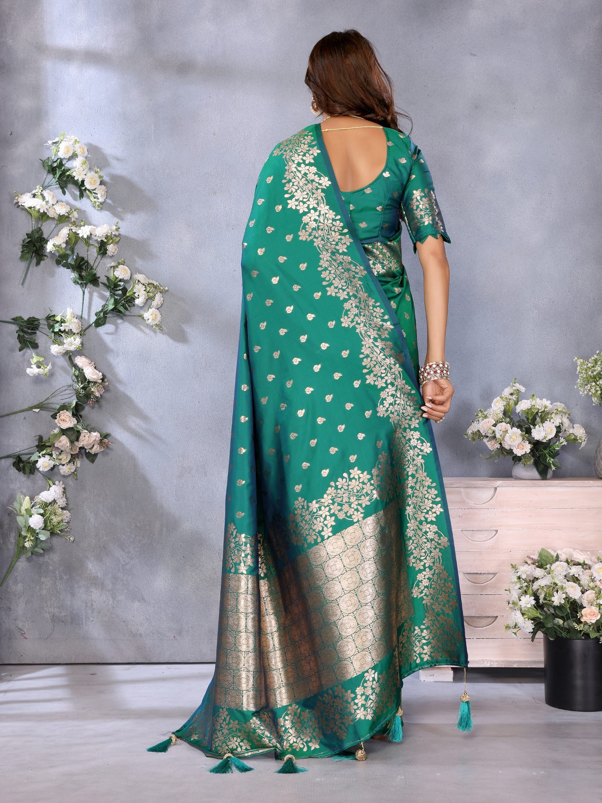 😊Gift ur loved ones with our premium sarees😊